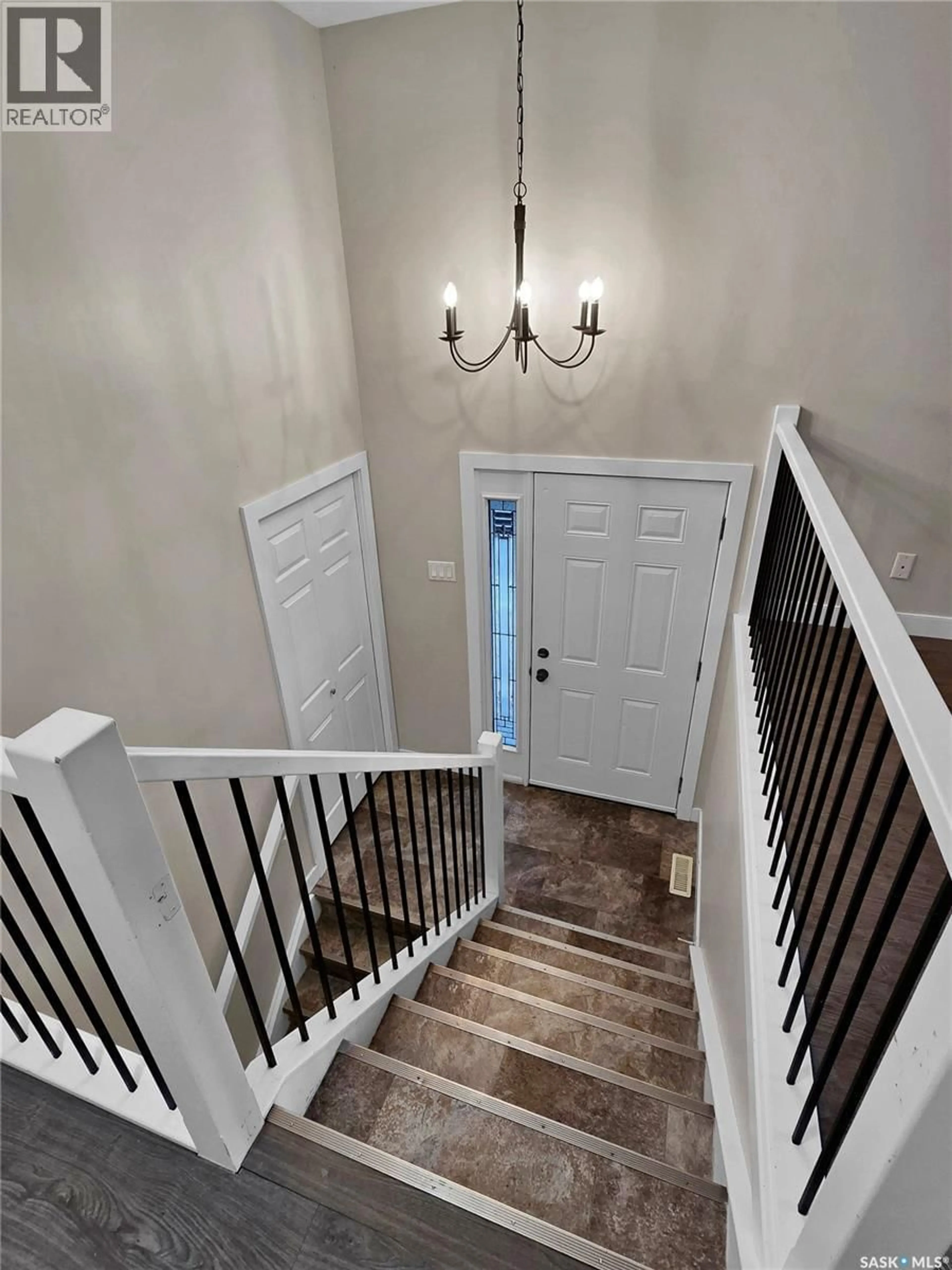 Indoor entryway for 610 GUELPH CRESCENT, Saskatoon Saskatchewan S7H4R6