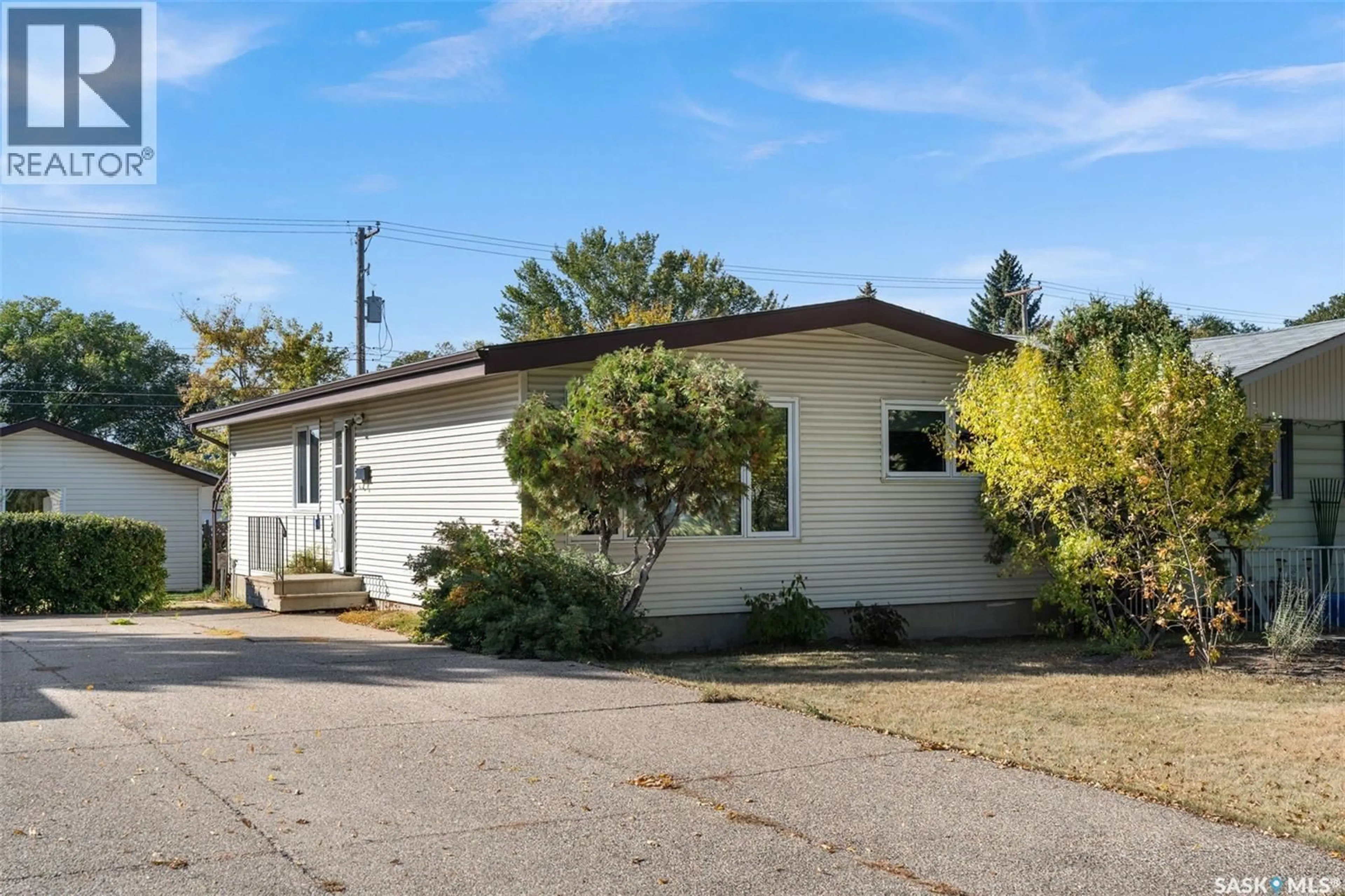 Home with vinyl exterior material, street for 1621 H AVENUE, Saskatoon Saskatchewan S7L2E9