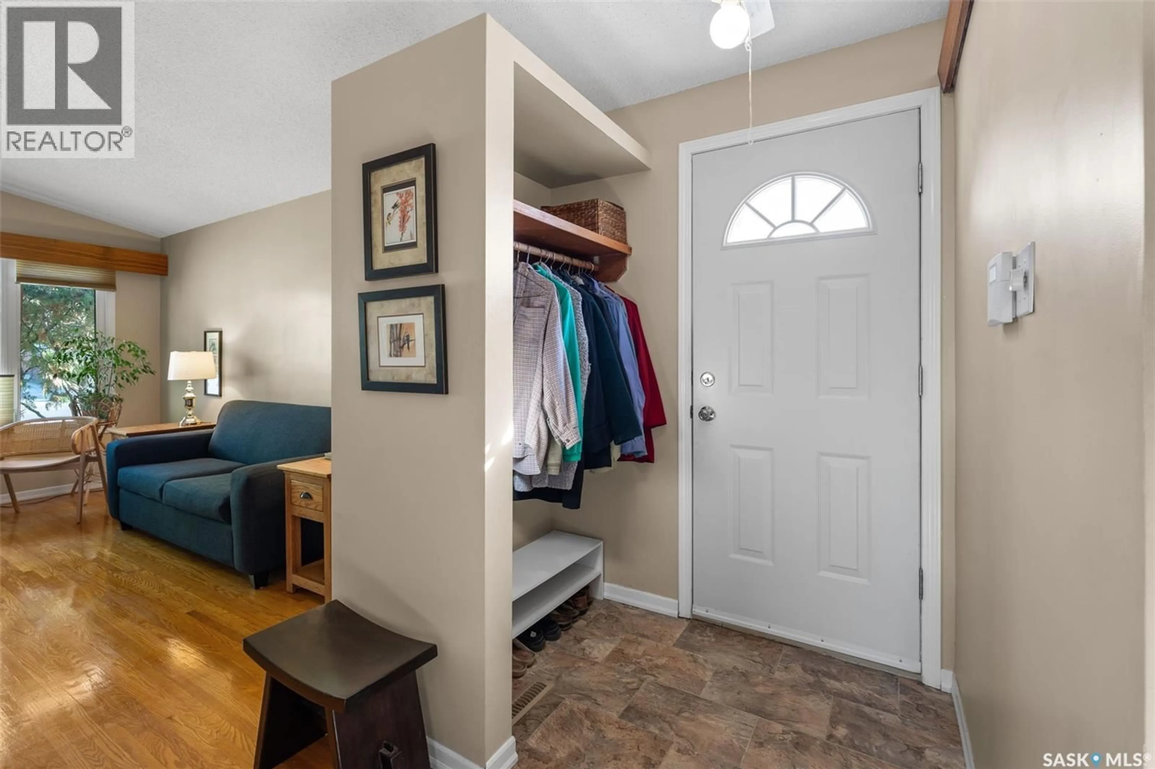 Indoor entryway for 1621 H AVENUE, Saskatoon Saskatchewan S7L2E9