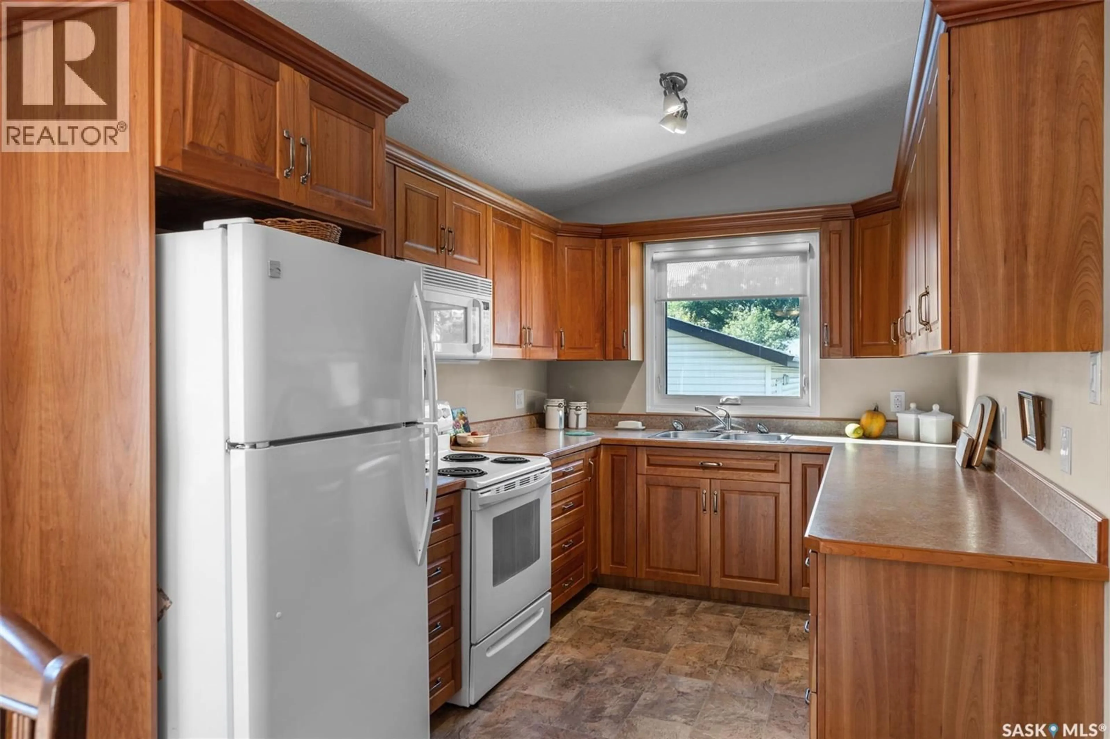 Standard kitchen, unknown for 1621 H AVENUE, Saskatoon Saskatchewan S7L2E9