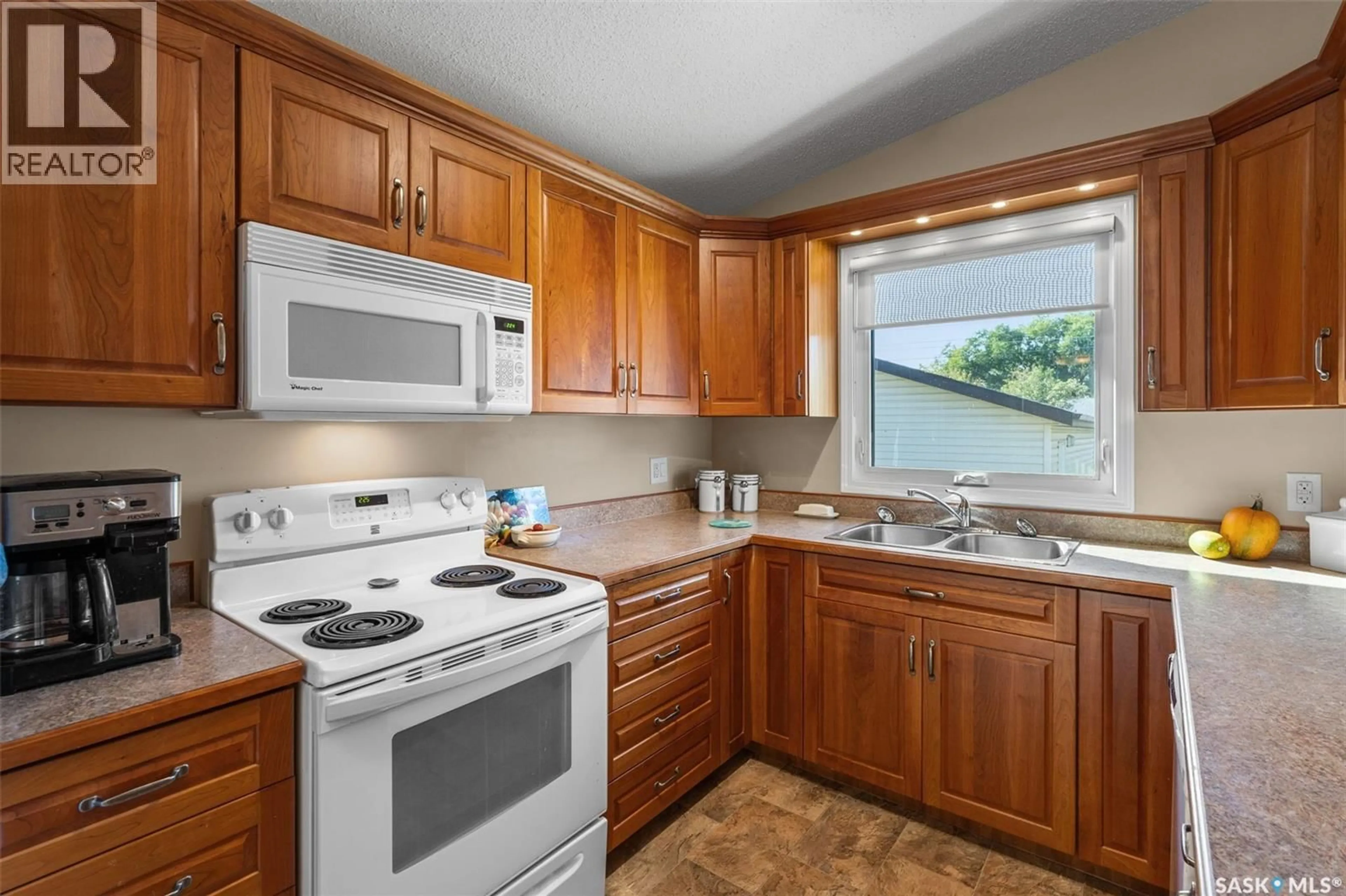 Standard kitchen, unknown for 1621 H AVENUE, Saskatoon Saskatchewan S7L2E9