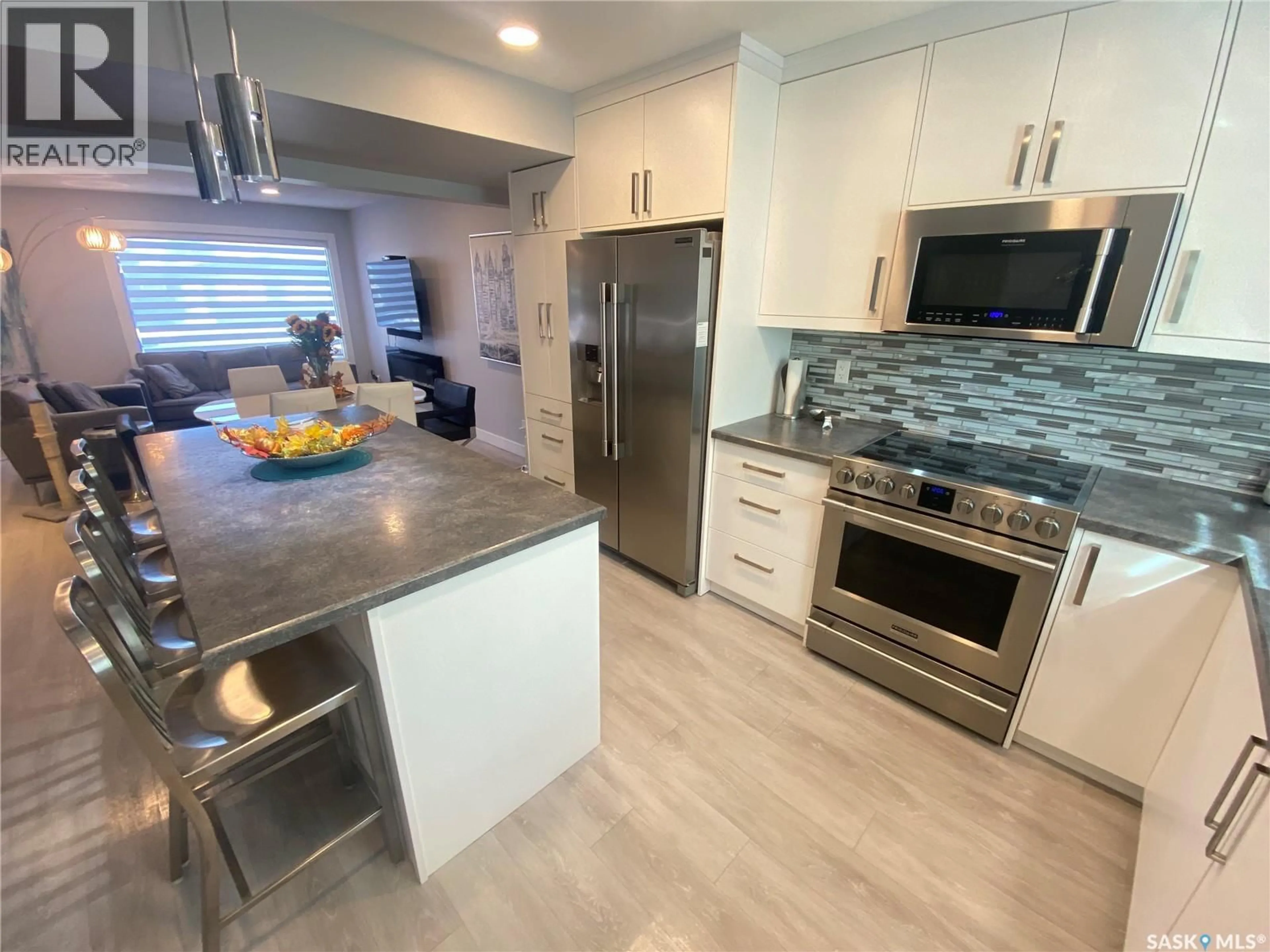 Contemporary kitchen, ceramic/tile floor for 7 CALWOOD CRESCENT, Yorkton Saskatchewan S3N2T5
