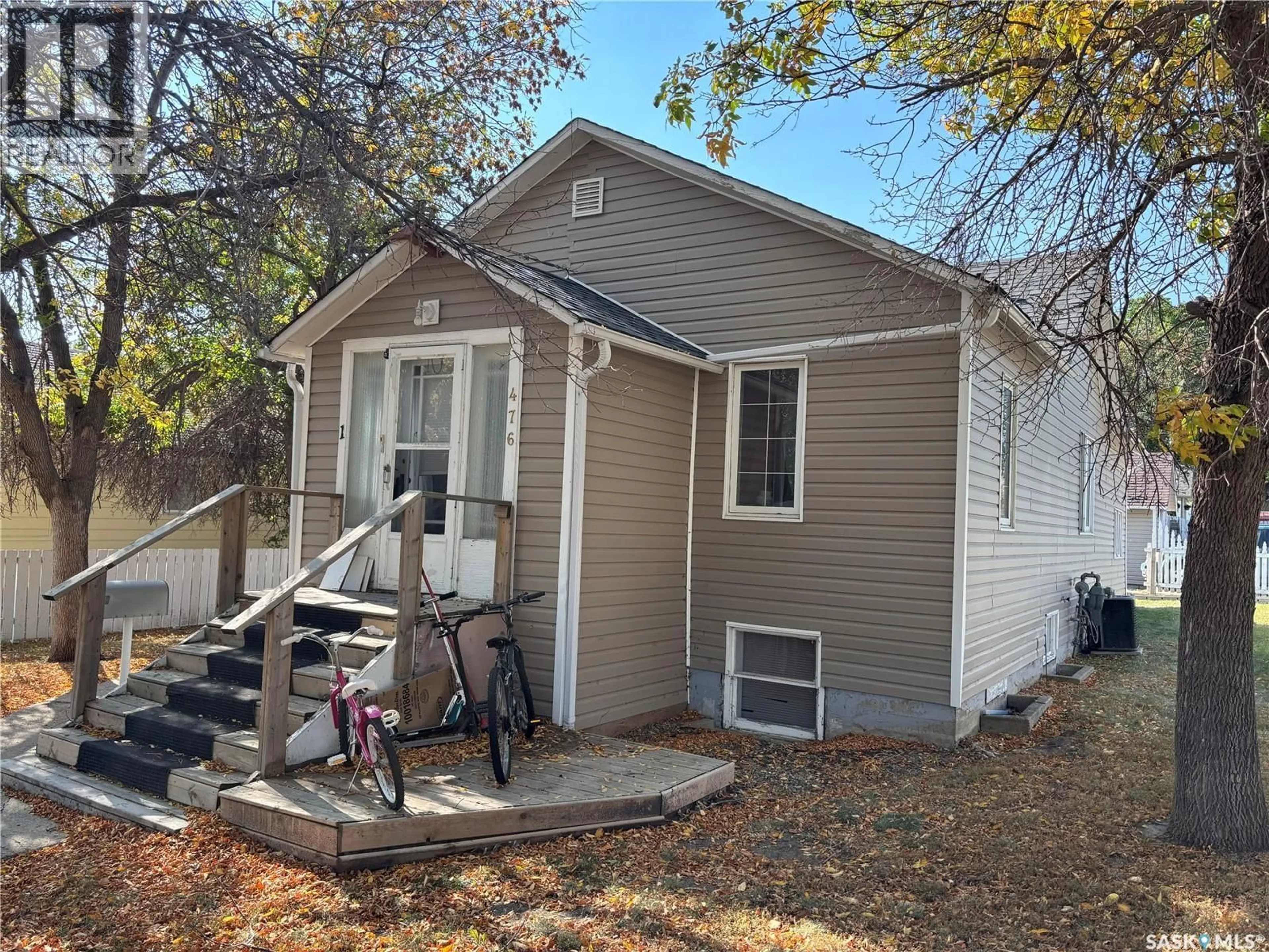 Home with vinyl exterior material, street for 476 4TH AVENUE, Swift Current Saskatchewan S9H0V3