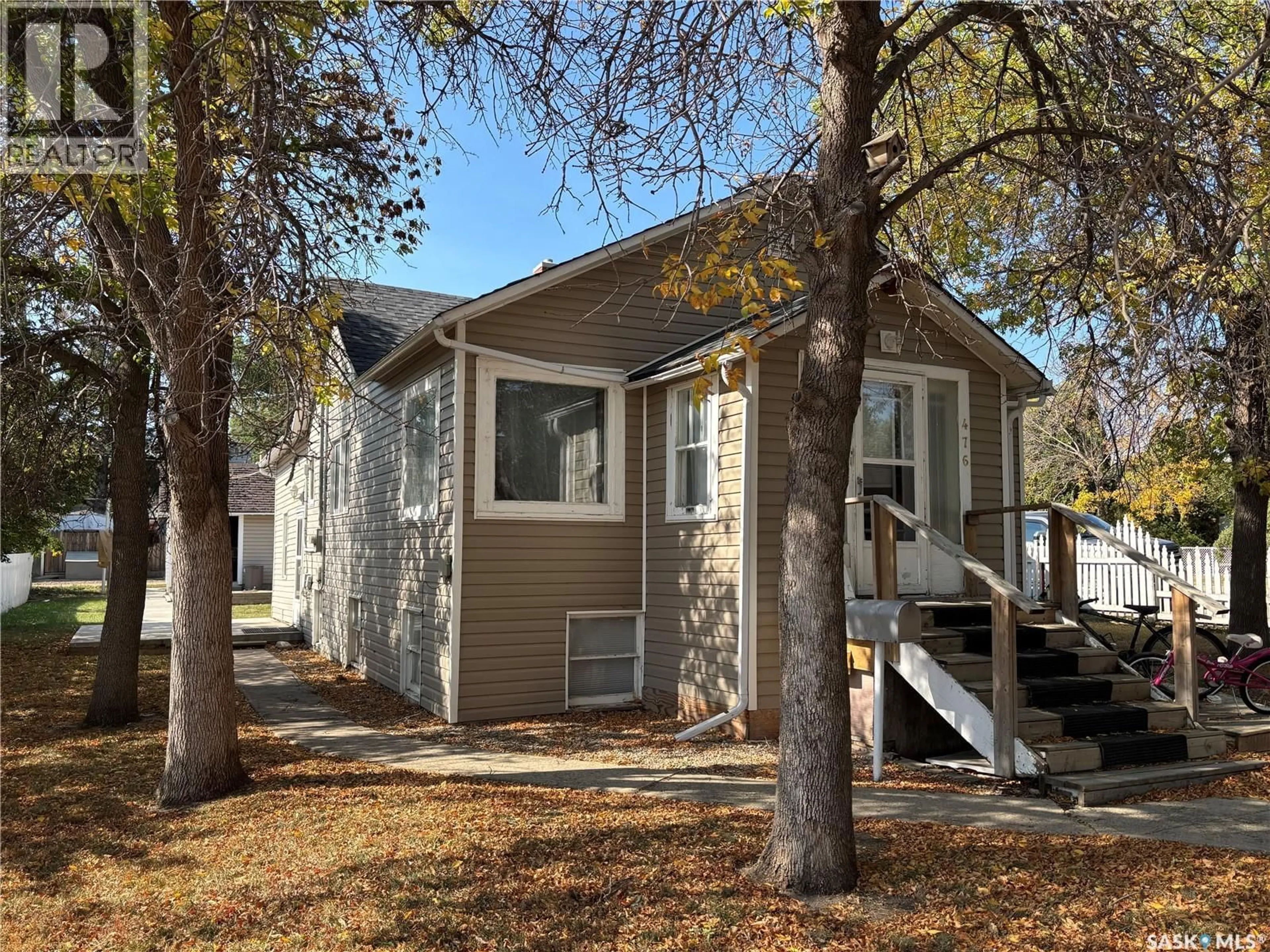 Home with vinyl exterior material, street for 476 4TH AVENUE, Swift Current Saskatchewan S9H0V3