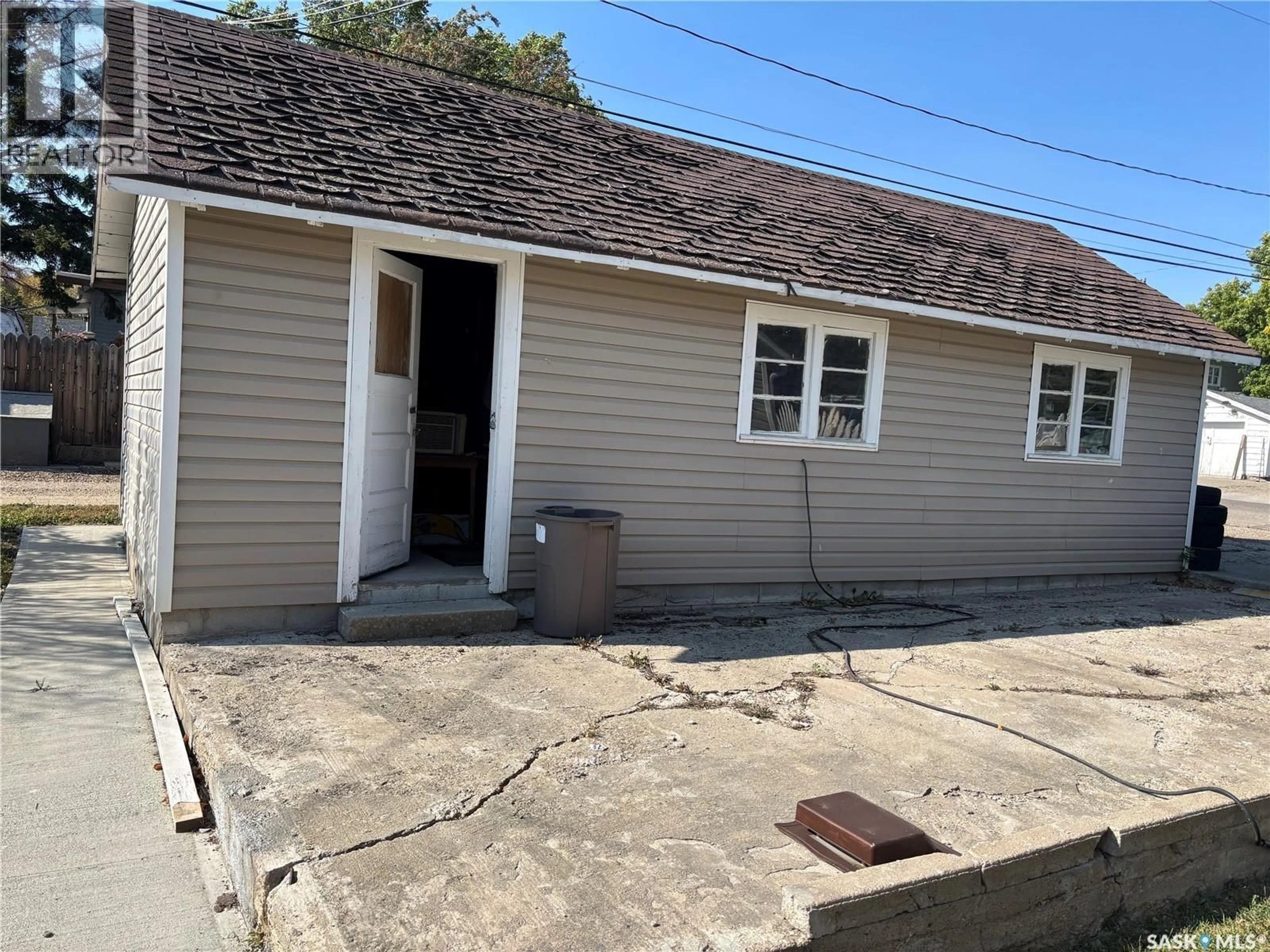 A pic from outside/outdoor area/front of a property/back of a property/a pic from drone, building for 476 4TH AVENUE, Swift Current Saskatchewan S9H0V3