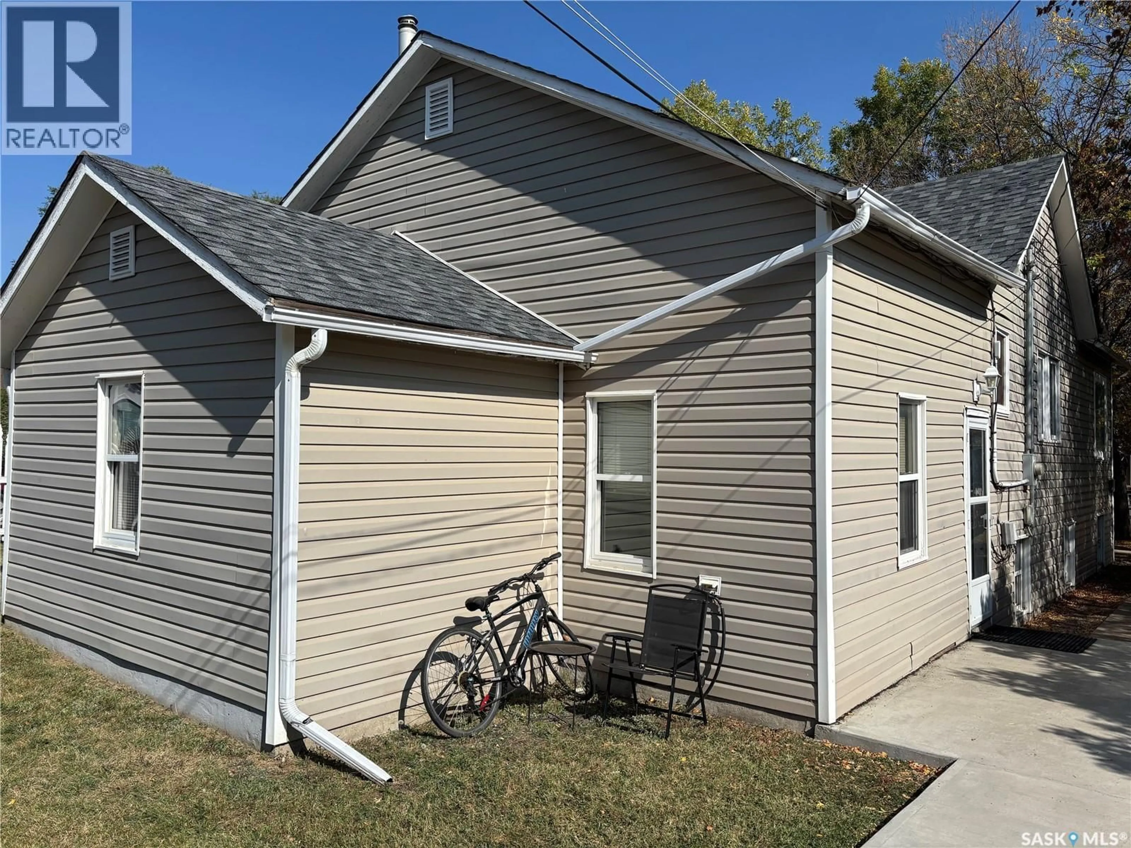 Home with vinyl exterior material, street for 476 4TH AVENUE, Swift Current Saskatchewan S9H0V3