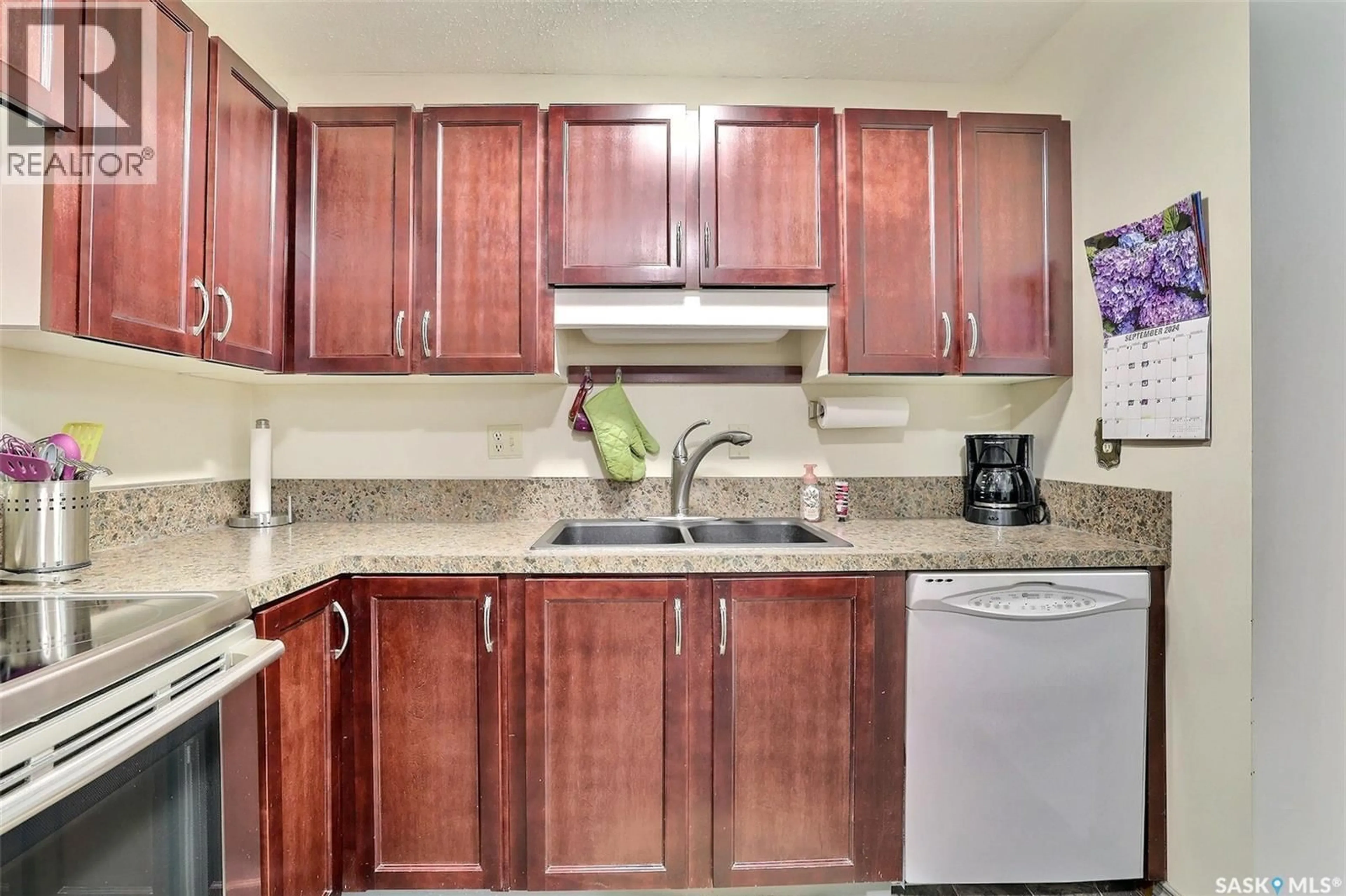 Standard kitchen, ceramic/tile floor for 47 LAVERENDRYE WAY, Regina Saskatchewan S4S5Z6