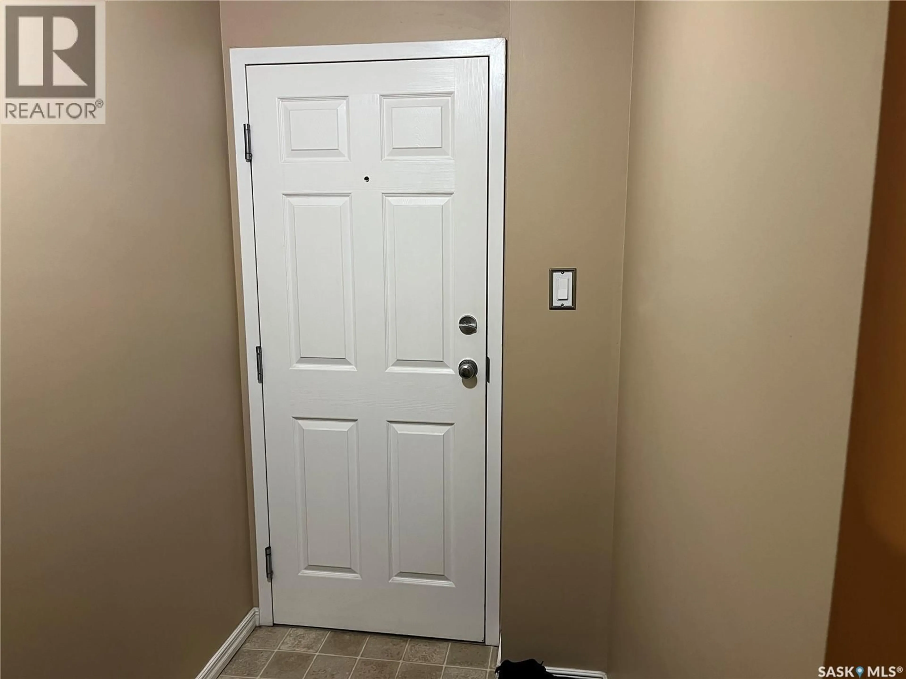 Indoor entryway for 34 - 102 NOLLET AVENUE, Regina Saskatchewan S4T7P9