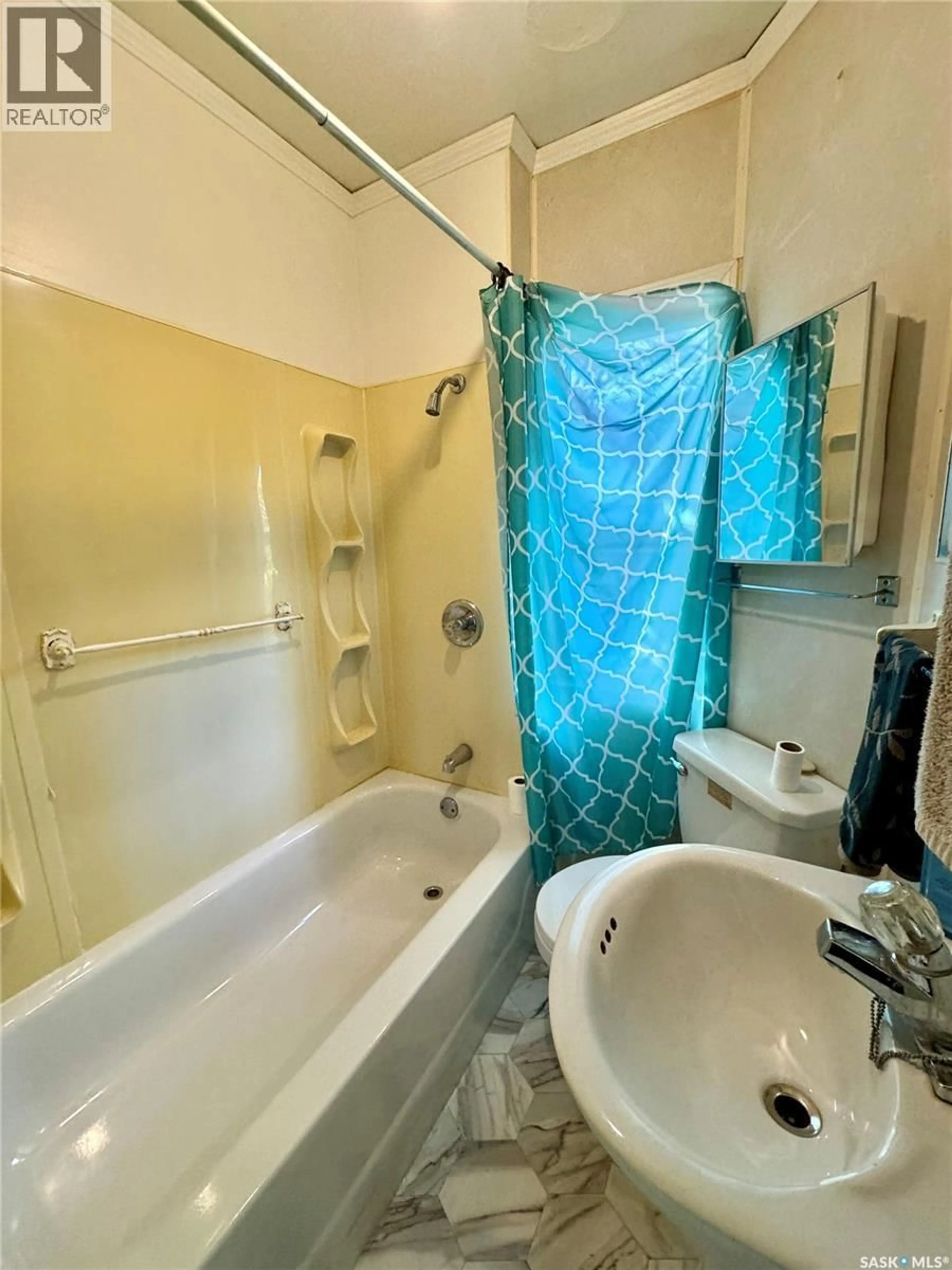 Standard bathroom, ceramic/tile floor for 712 6TH STREET, Prince Albert Saskatchewan S6V0N8