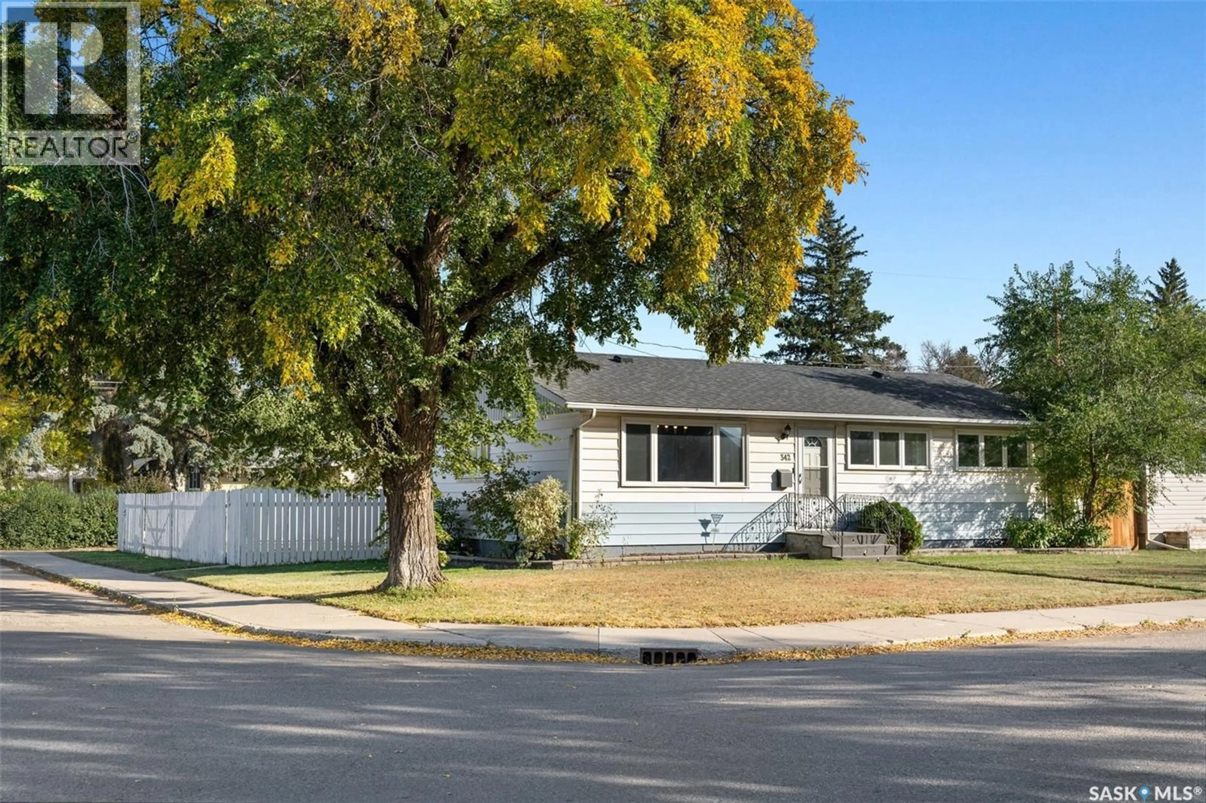 Home with vinyl exterior material, street for 342 VANCOUVER AVENUE, Saskatoon Saskatchewan S7L3P6