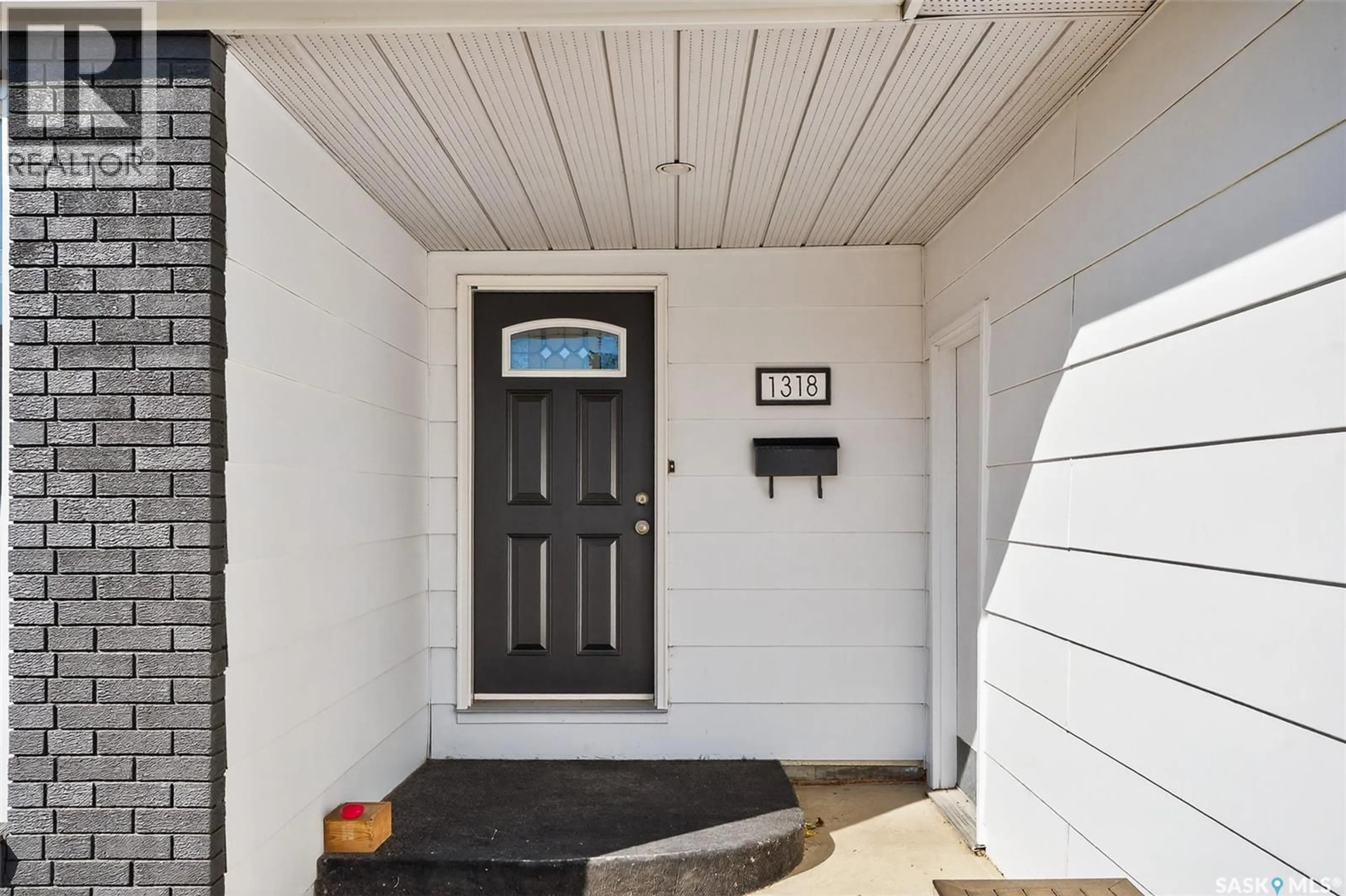 Indoor entryway for 1318 REGAL CRESCENT, Moose Jaw Saskatchewan S6H7S2