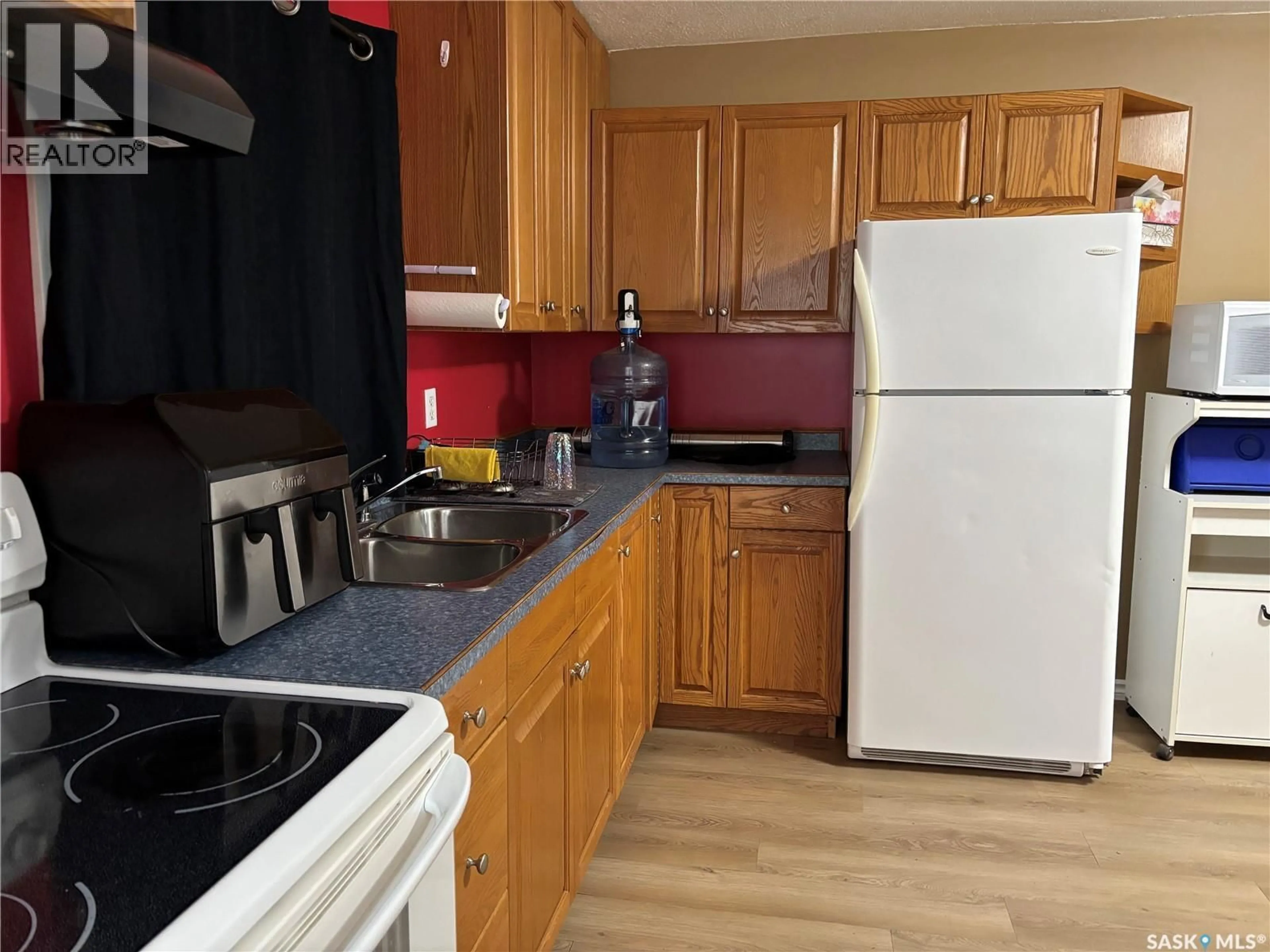 Standard kitchen, unknown for 1048 OMINICA STREET, Moose Jaw Saskatchewan S6H0J3