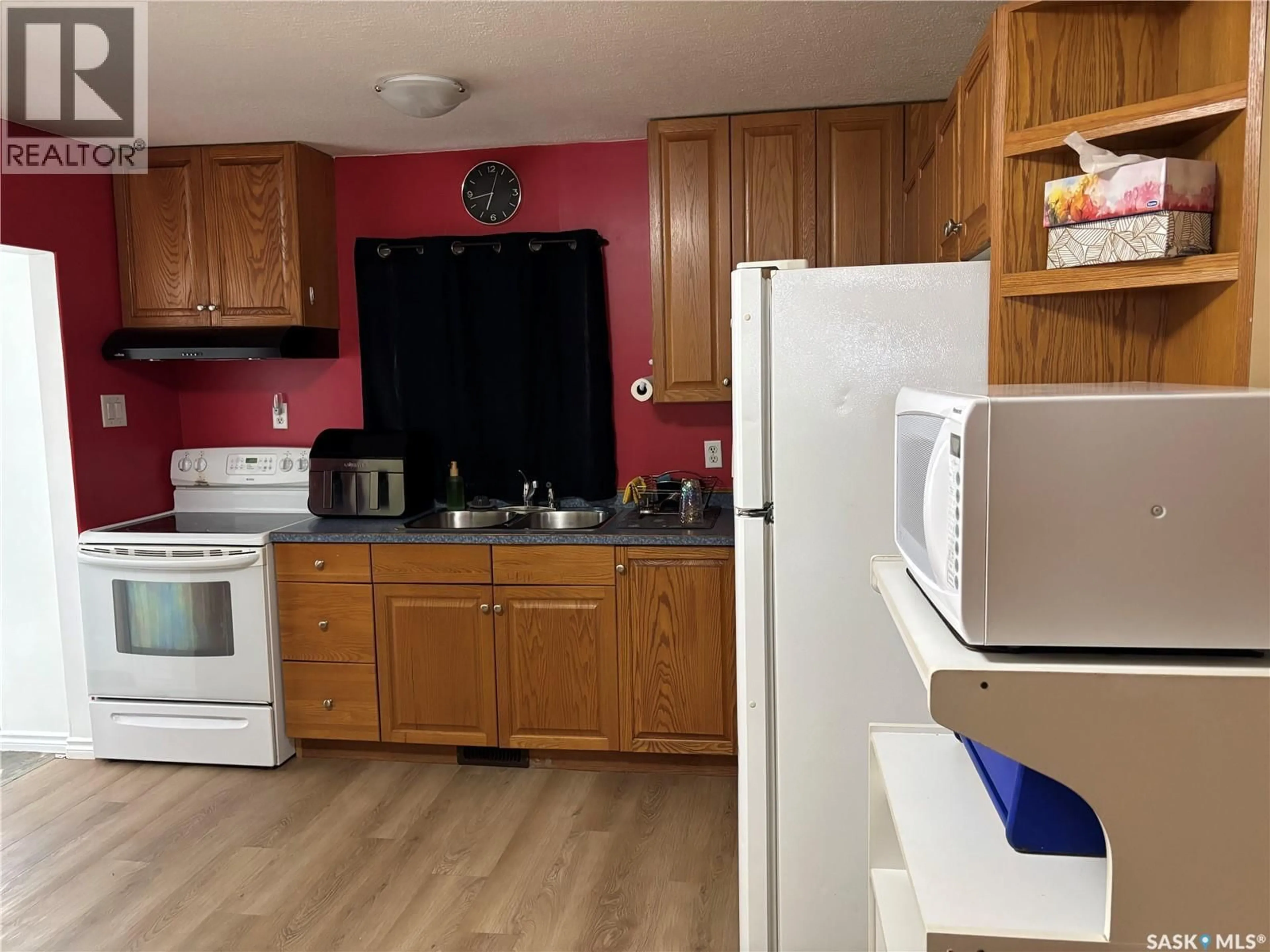 Standard kitchen, unknown for 1048 OMINICA STREET, Moose Jaw Saskatchewan S6H0J3