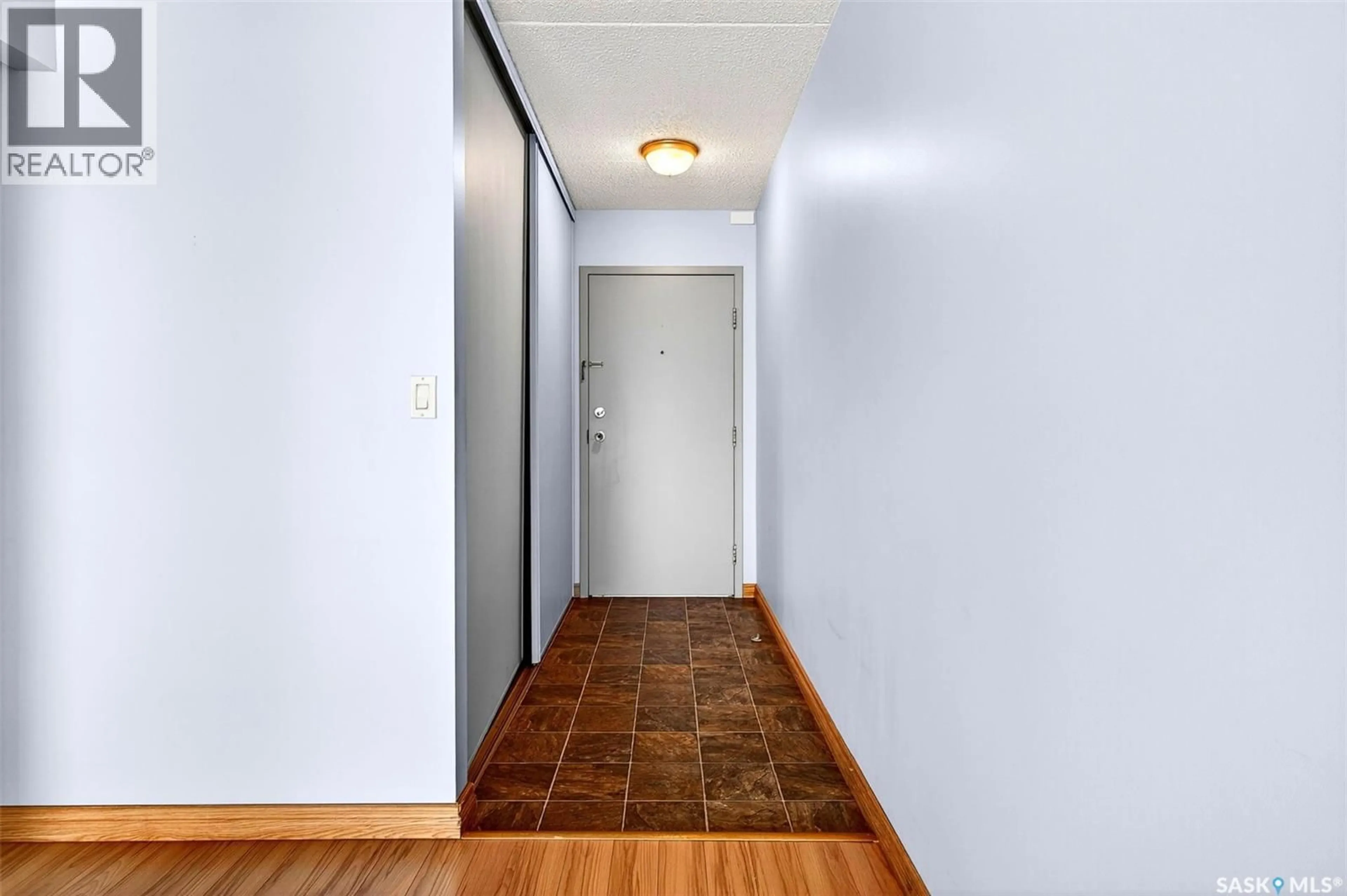 Indoor foyer for 402 KLEISINGER CRESCENT, Regina Saskatchewan S4R7M3