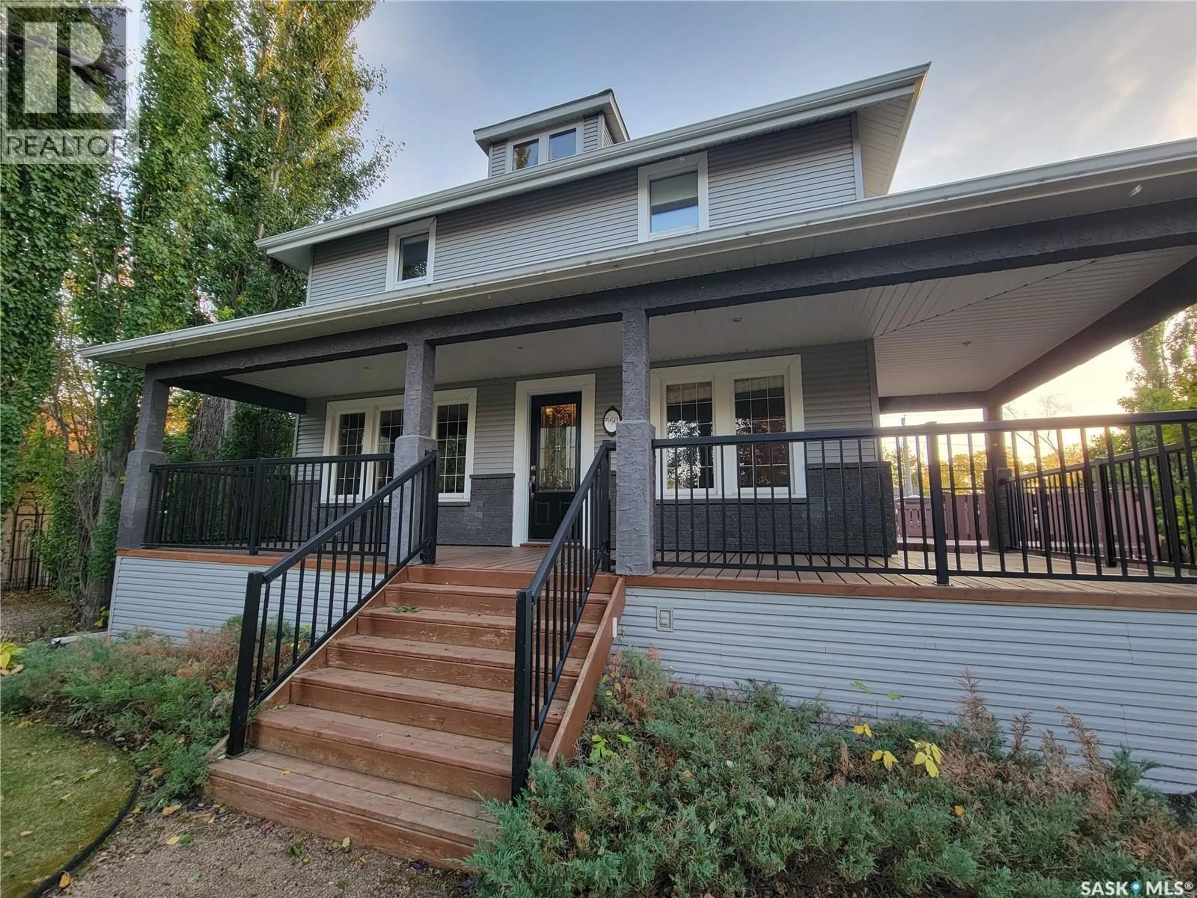 Home with vinyl exterior material, unknown for 560 4TH AVENUE, Unity Saskatchewan S0K4L0