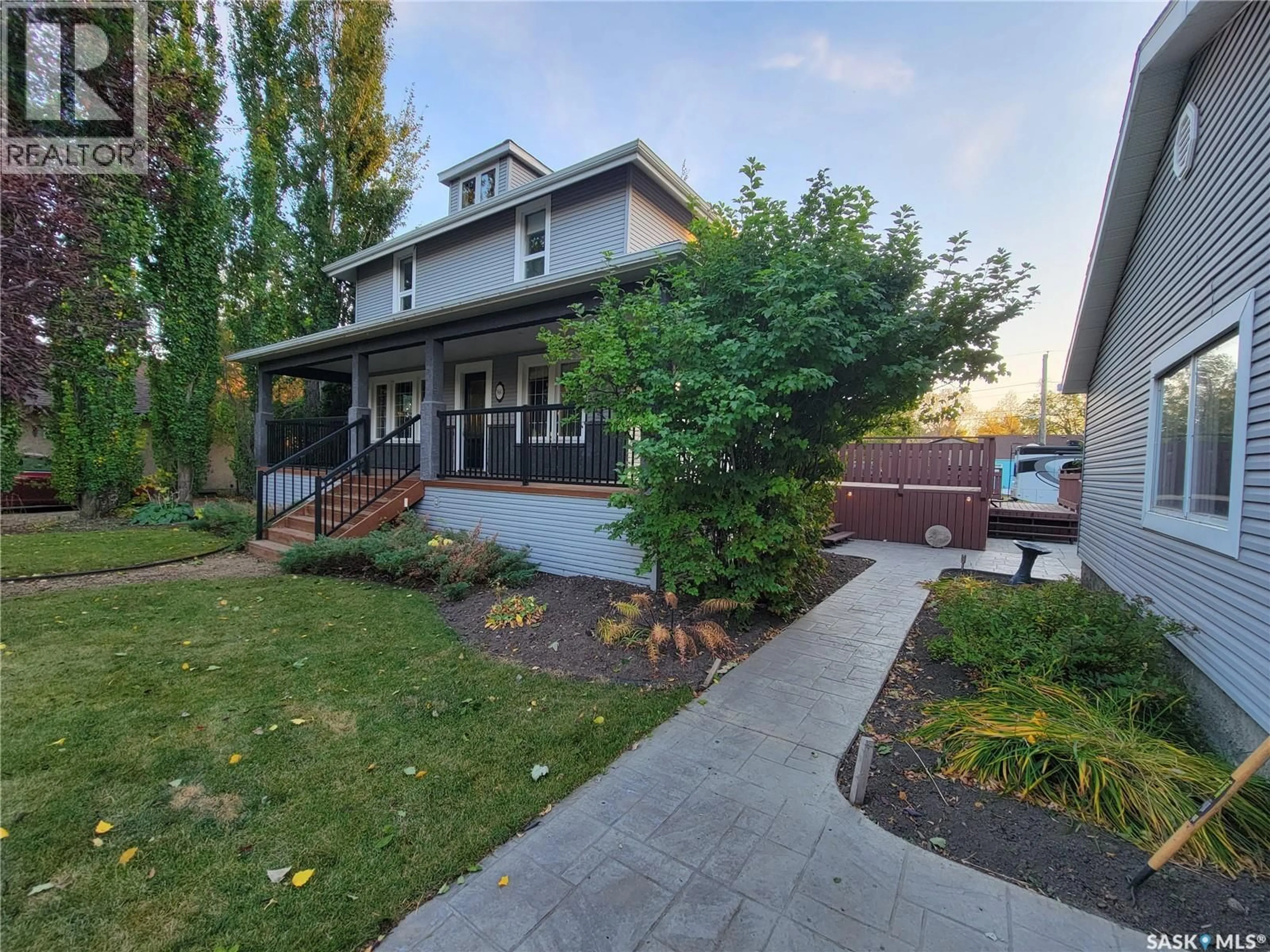 Home with vinyl exterior material, street for 560 4TH AVENUE, Unity Saskatchewan S0K4L0