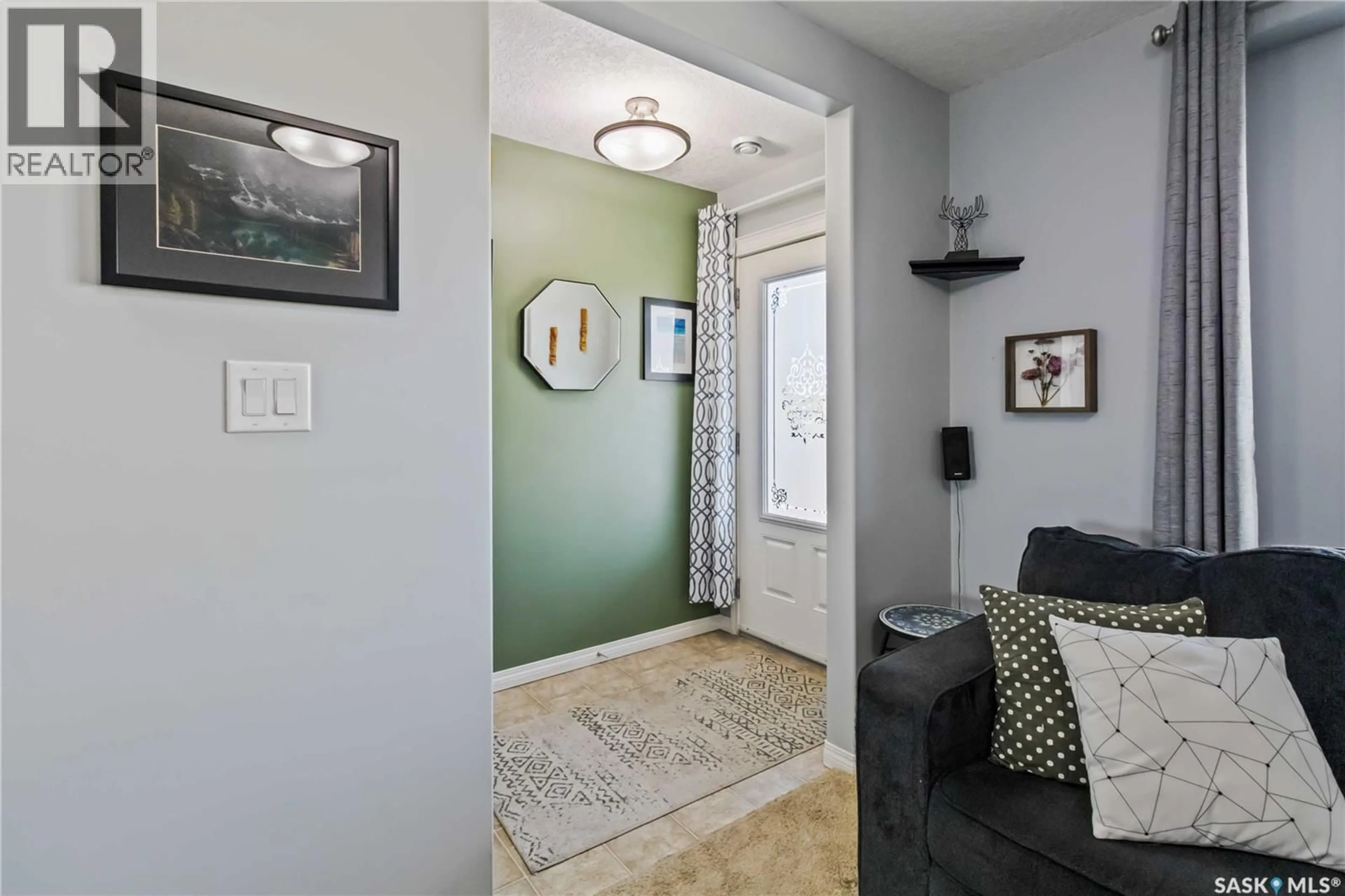 Indoor entryway for 108 103 KLASSEN CRESCENT, Saskatoon Saskatchewan S7R0J2