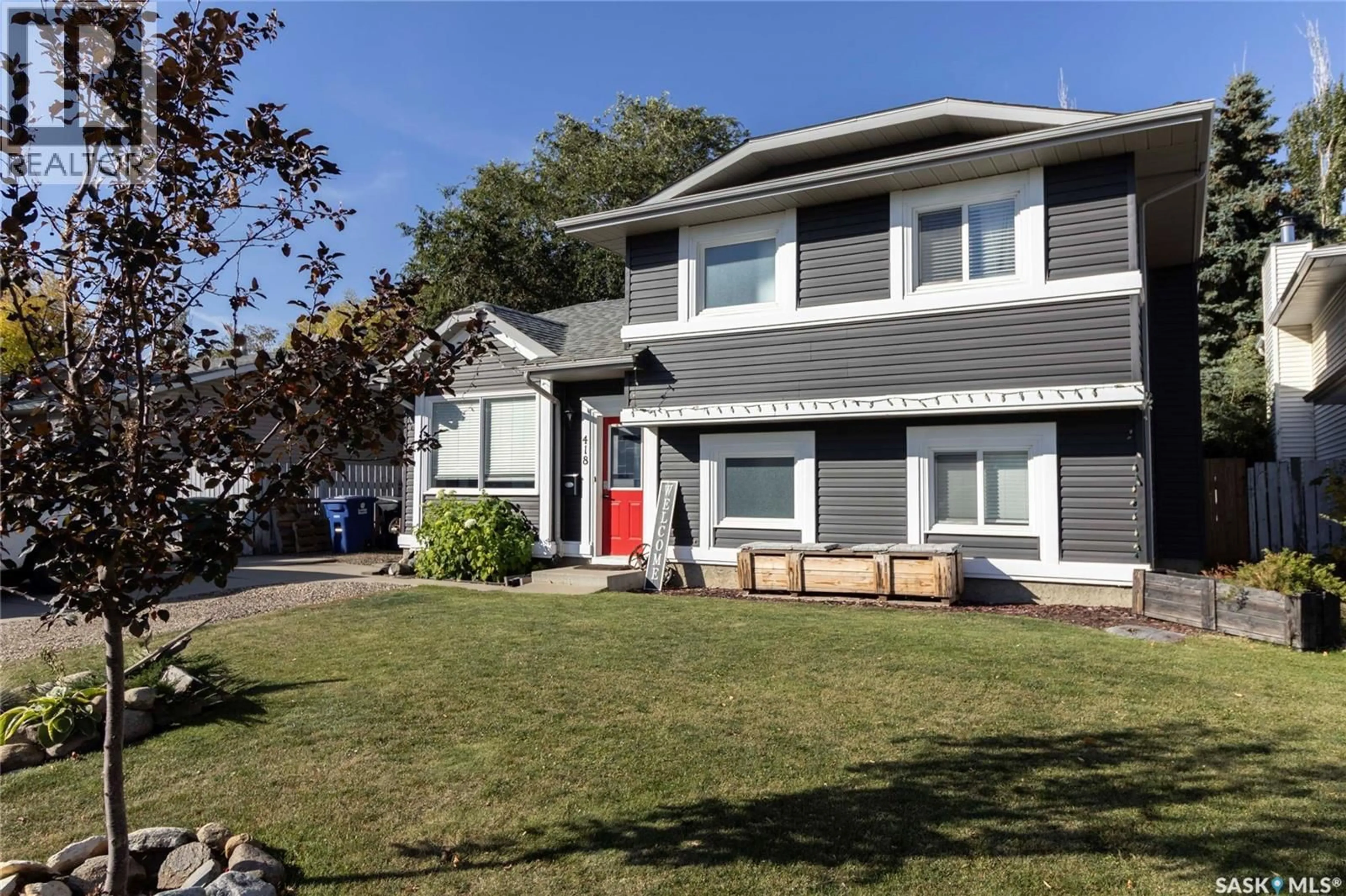 Home with vinyl exterior material, street for 418 KENDERDINE ROAD, Saskatoon Saskatchewan S7N3S1