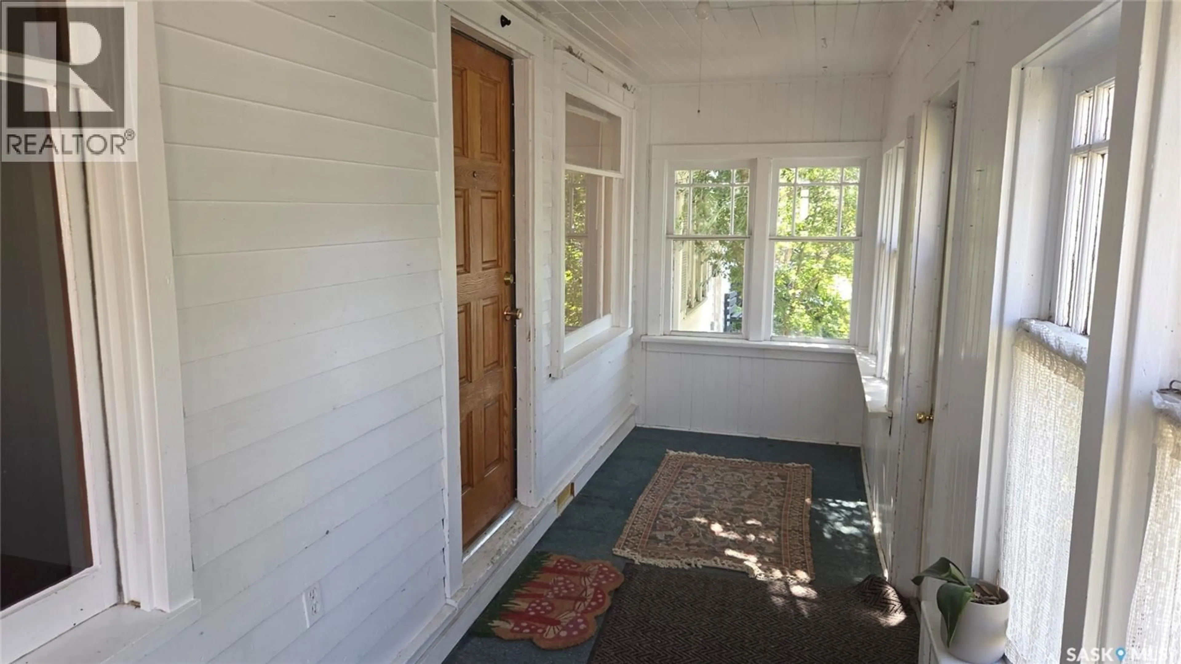 Indoor entryway for 2311 REYNOLDS STREET, Regina Saskatchewan S4N3N6