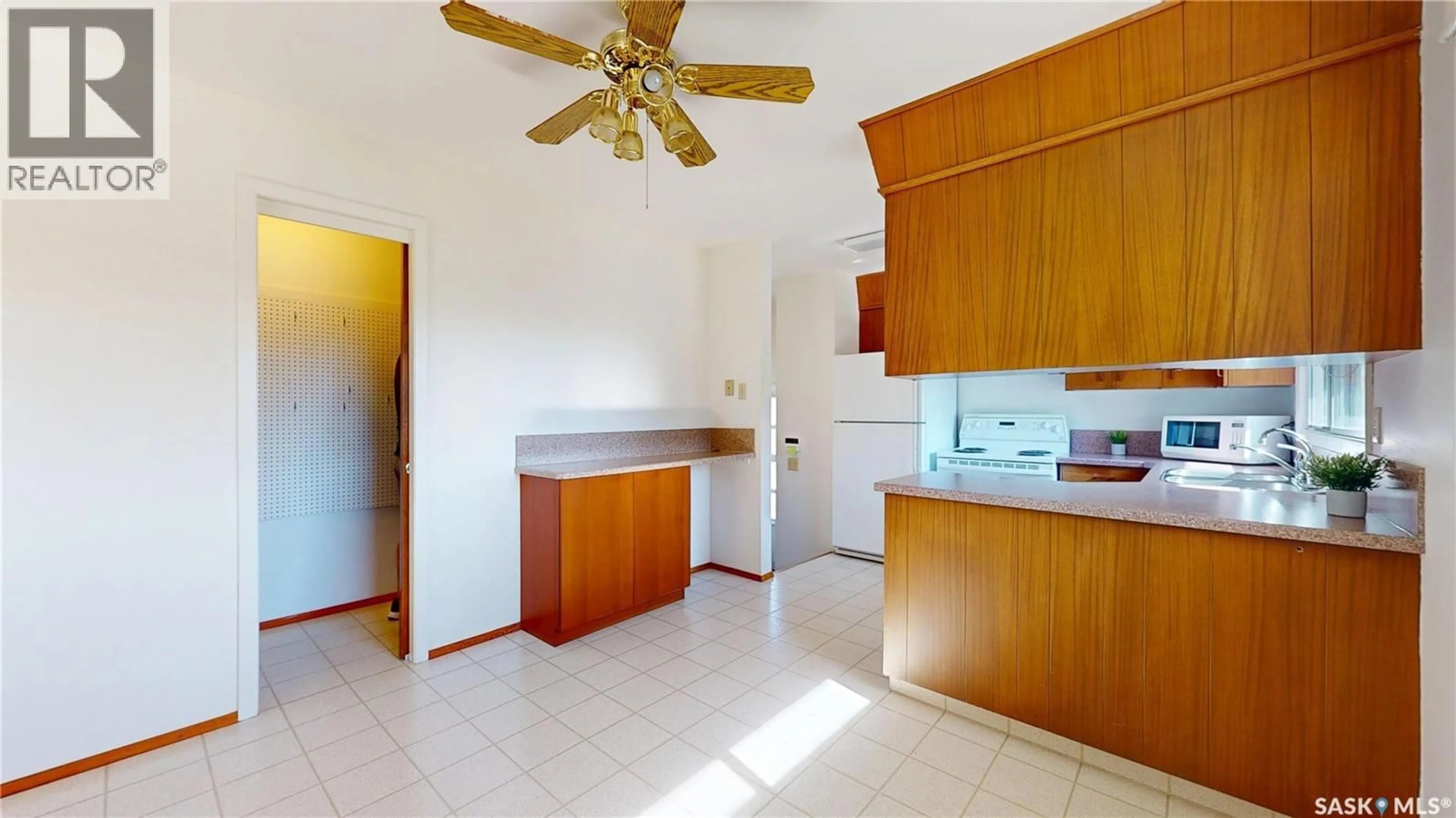 Standard kitchen, unknown for 90 HAMMOND ROAD, Regina Saskatchewan S4R3C6