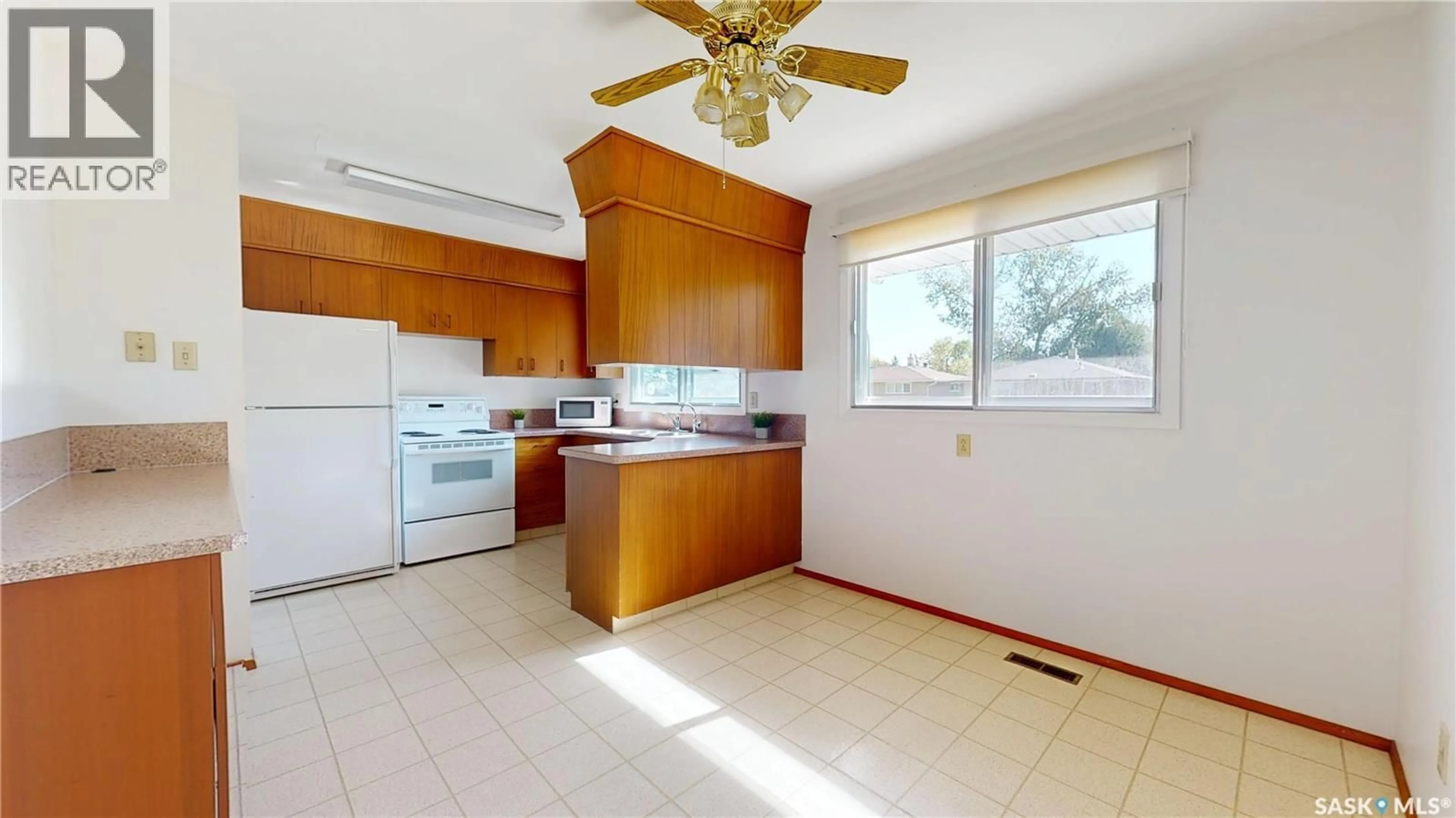 Standard kitchen, unknown for 90 HAMMOND ROAD, Regina Saskatchewan S4R3C6