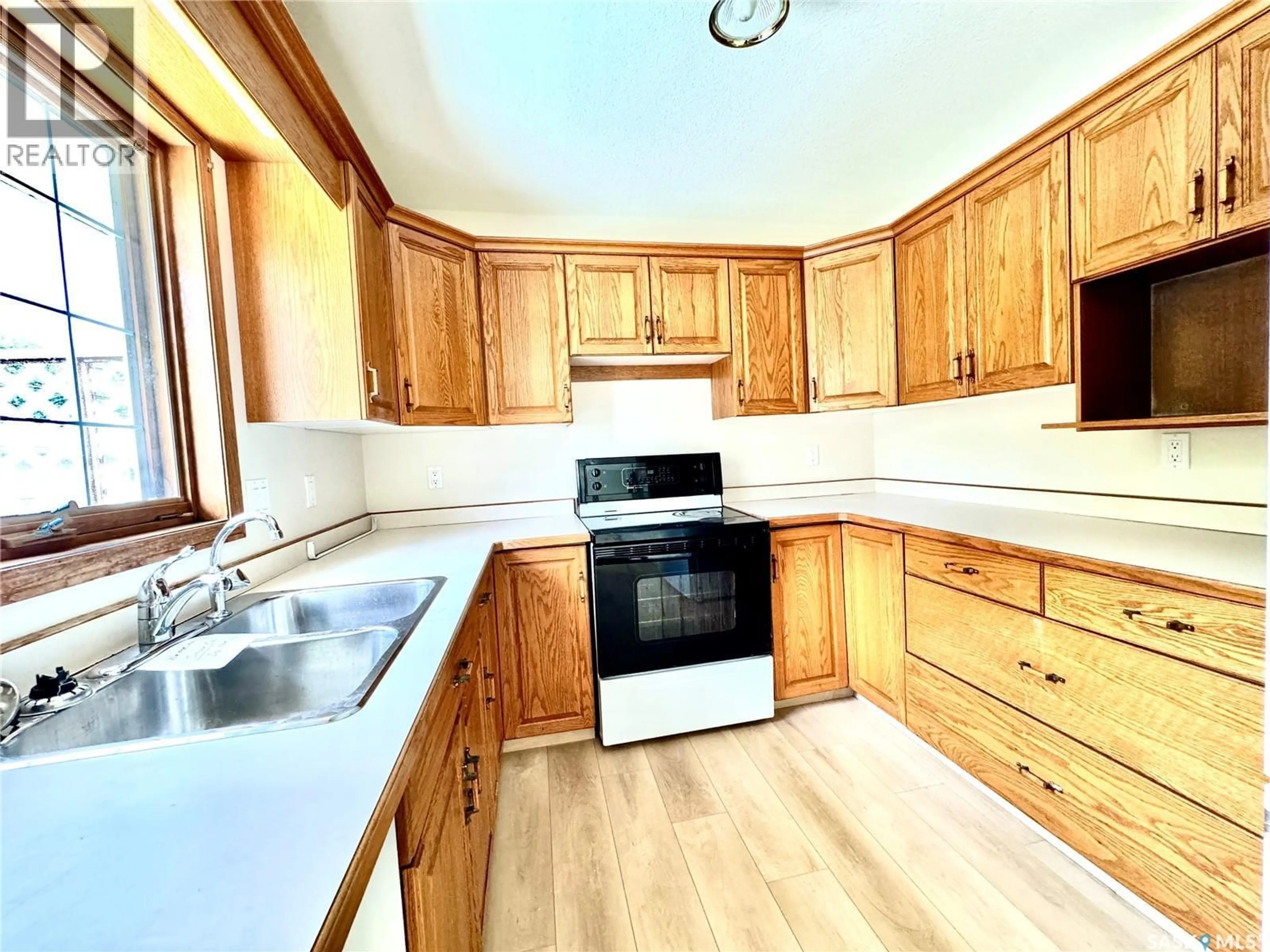Standard kitchen, wood/laminate floor for 1118 SELO PLACE, Regina Saskatchewan S4S3W9