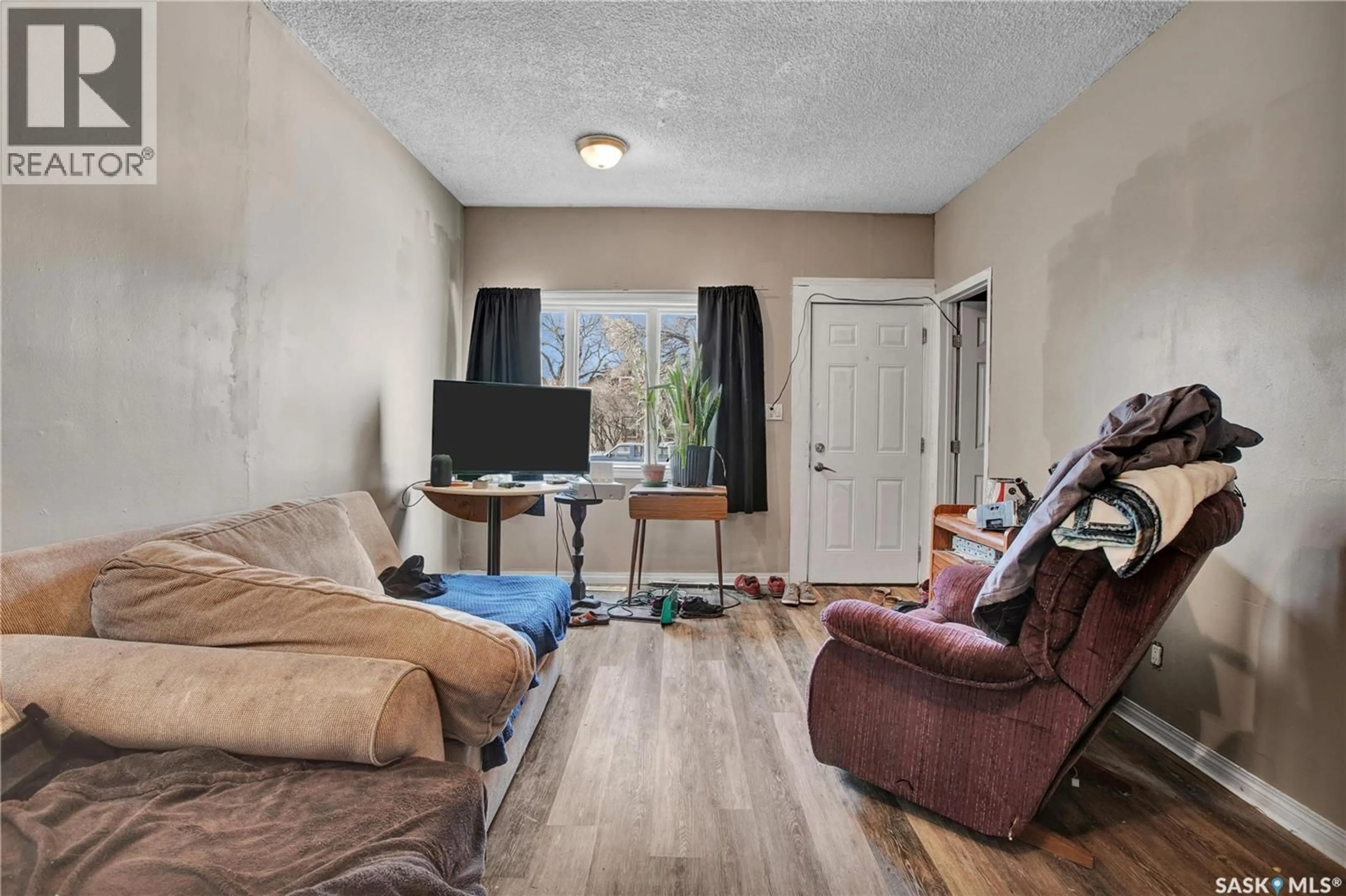 Living room with furniture, unknown for 206 K AVENUE, Saskatoon Saskatchewan S7M2C8
