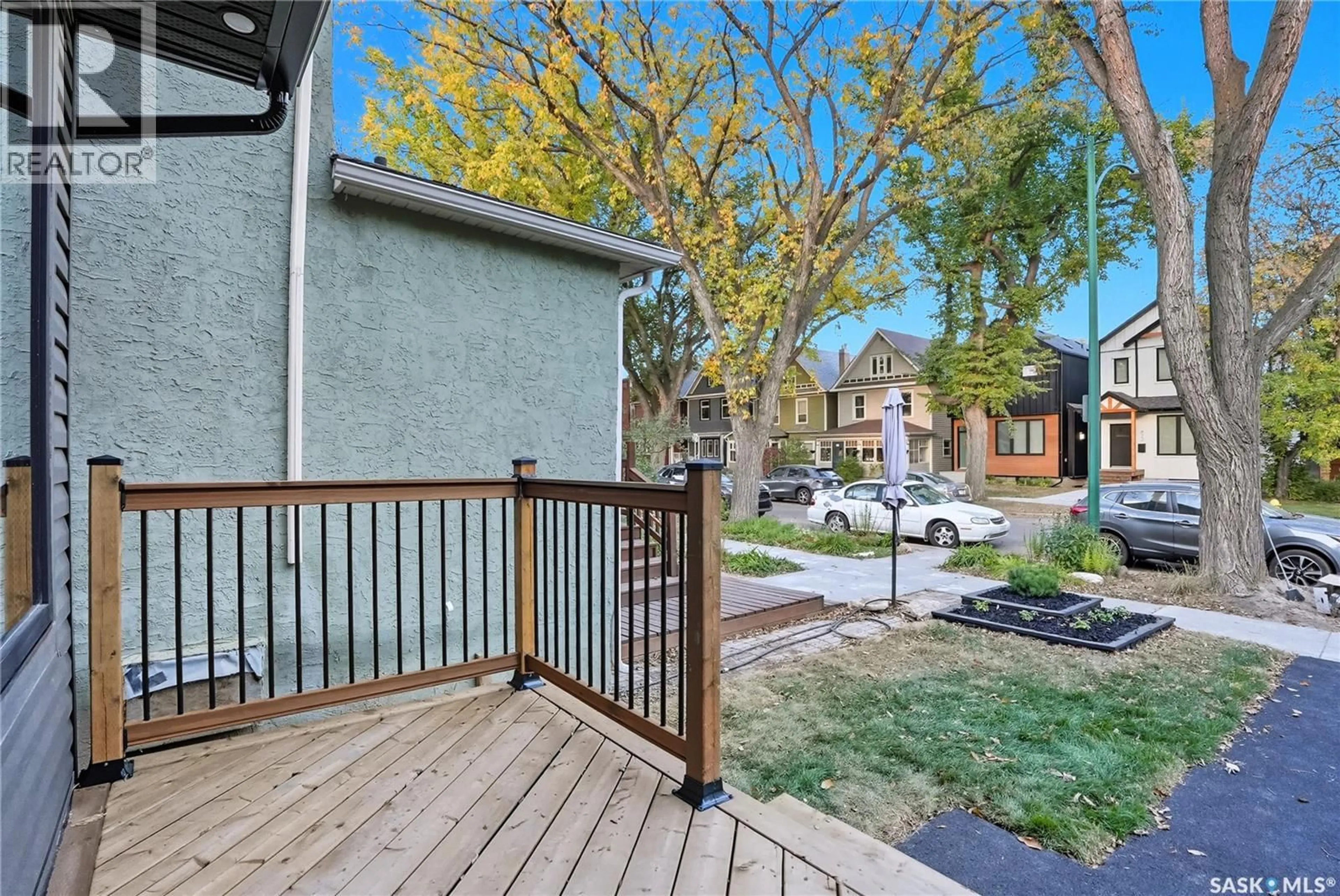 Patio, street for 819 6TH AVENUE, Saskatoon Saskatchewan S7K2T1