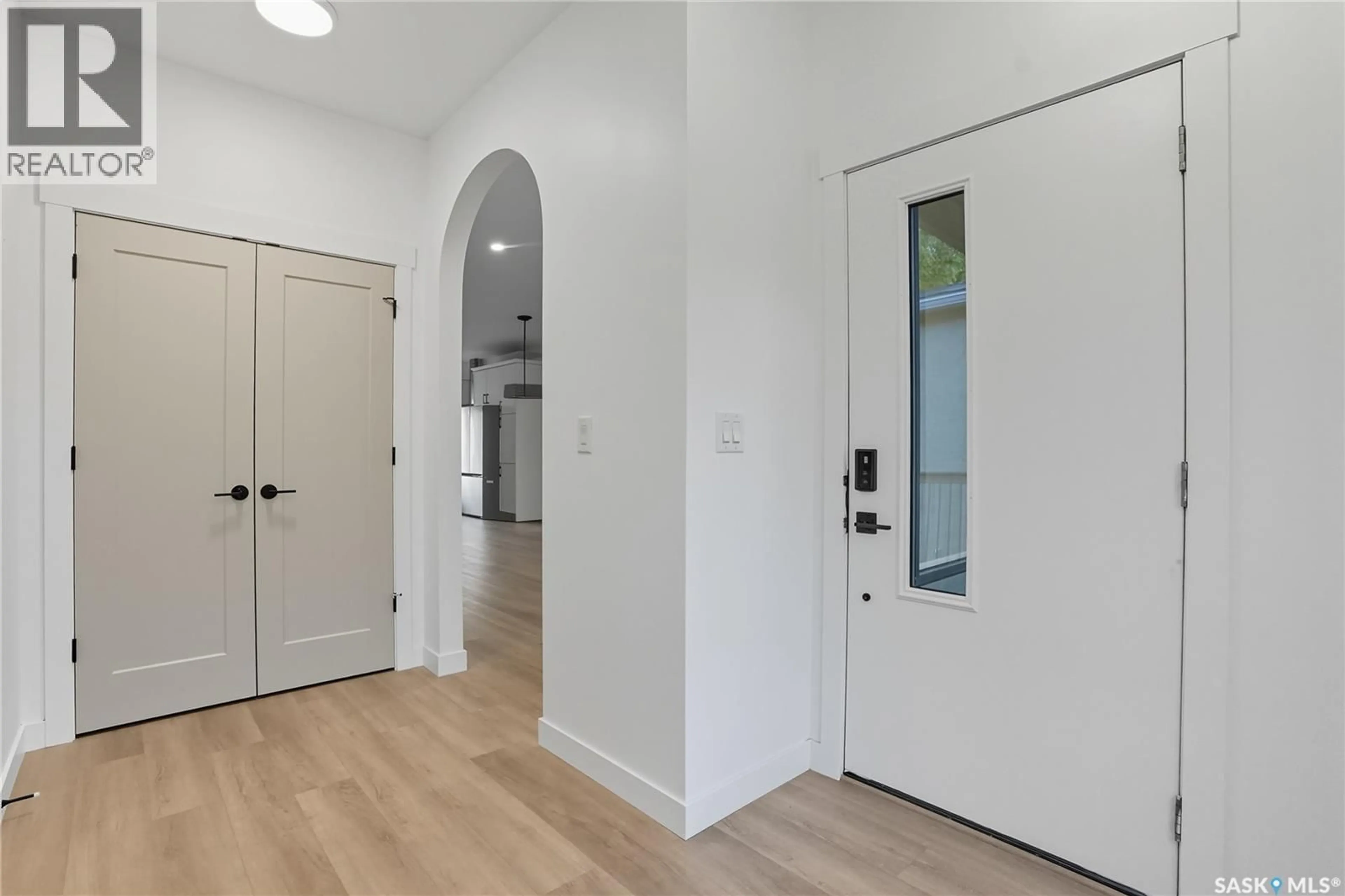 Indoor entryway for 819 6TH AVENUE, Saskatoon Saskatchewan S7K2T1