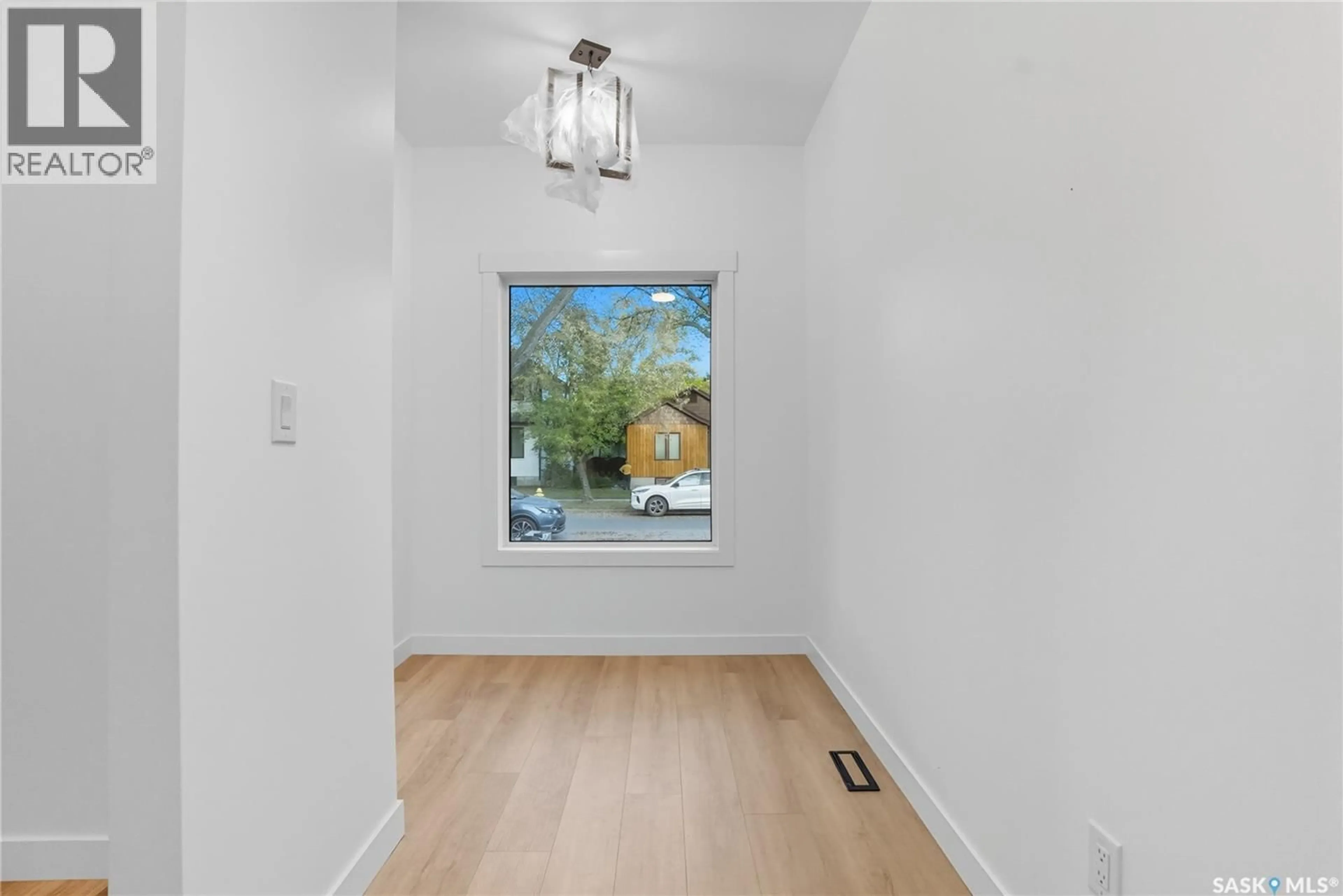 Indoor entryway for 819 6TH AVENUE, Saskatoon Saskatchewan S7K2T1