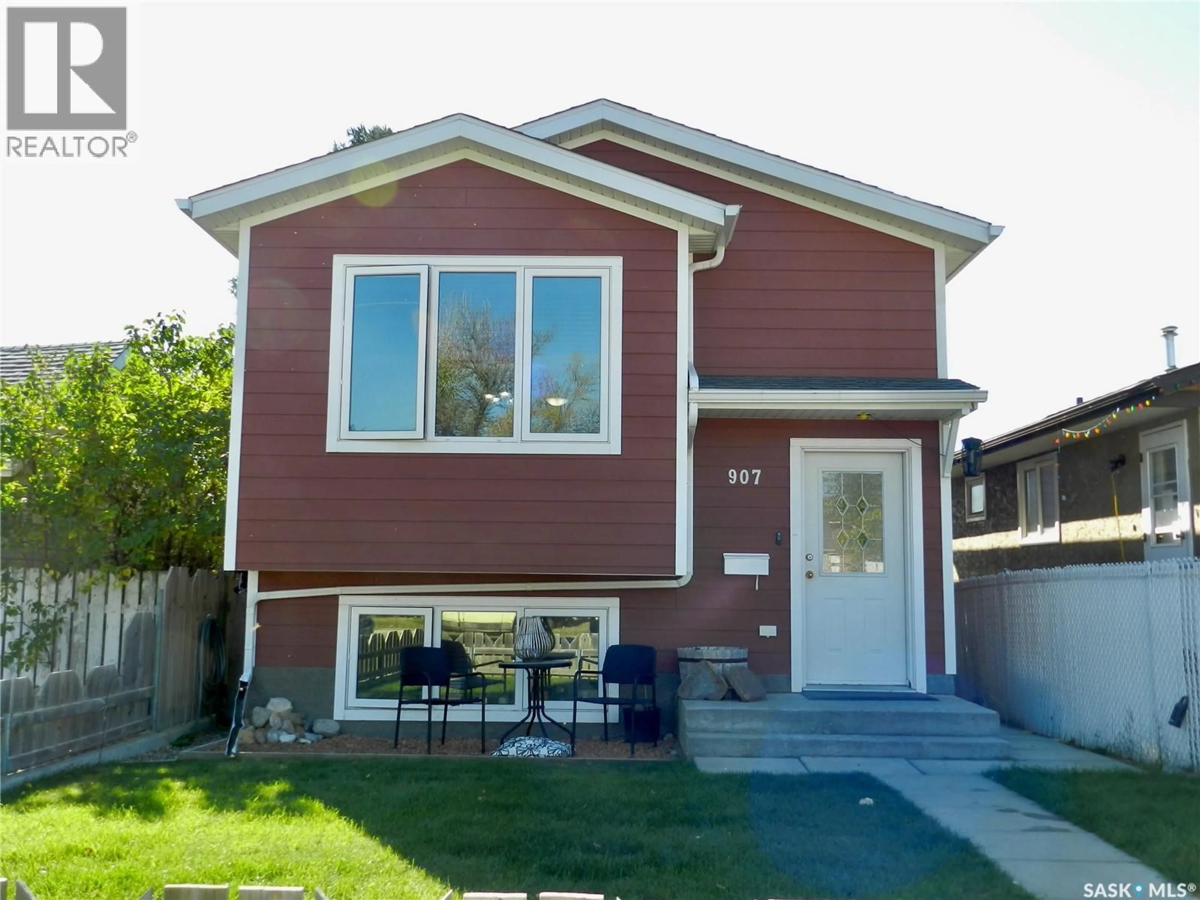 Home with vinyl exterior material, street for 907 OMINICA STREET E, Moose Jaw Saskatchewan S6H0J1