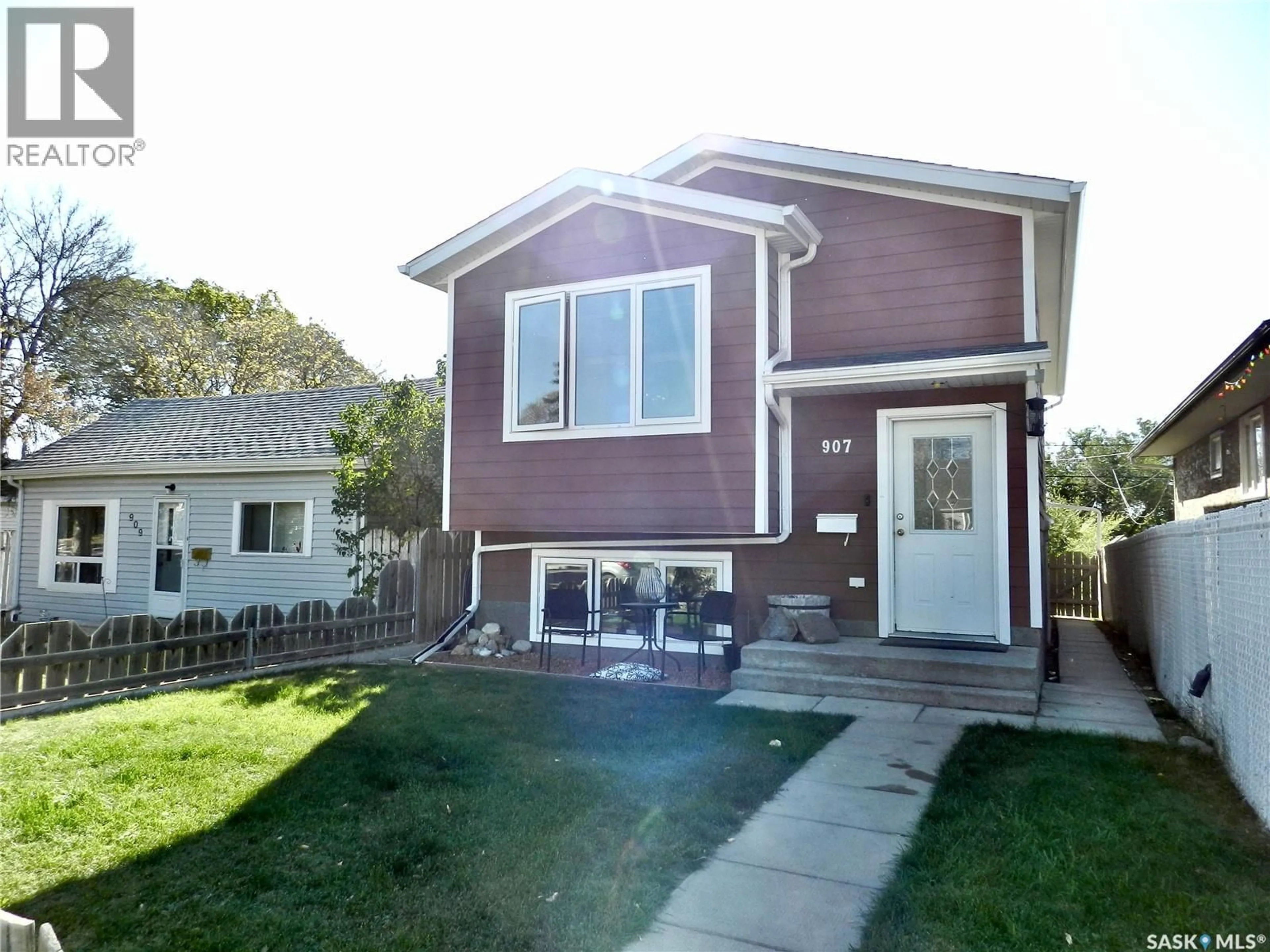 Home with vinyl exterior material, street for 907 OMINICA STREET E, Moose Jaw Saskatchewan S6H0J1