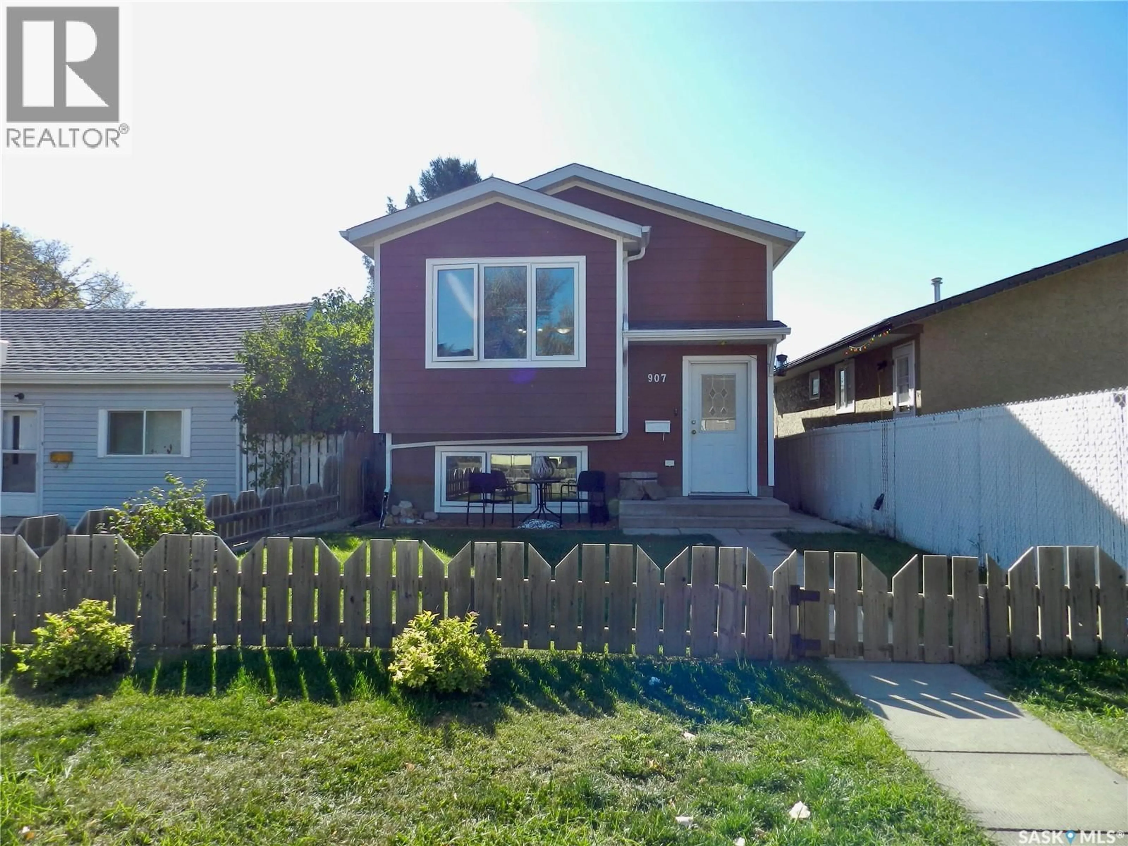 Home with vinyl exterior material, street for 907 OMINICA STREET E, Moose Jaw Saskatchewan S6H0J1