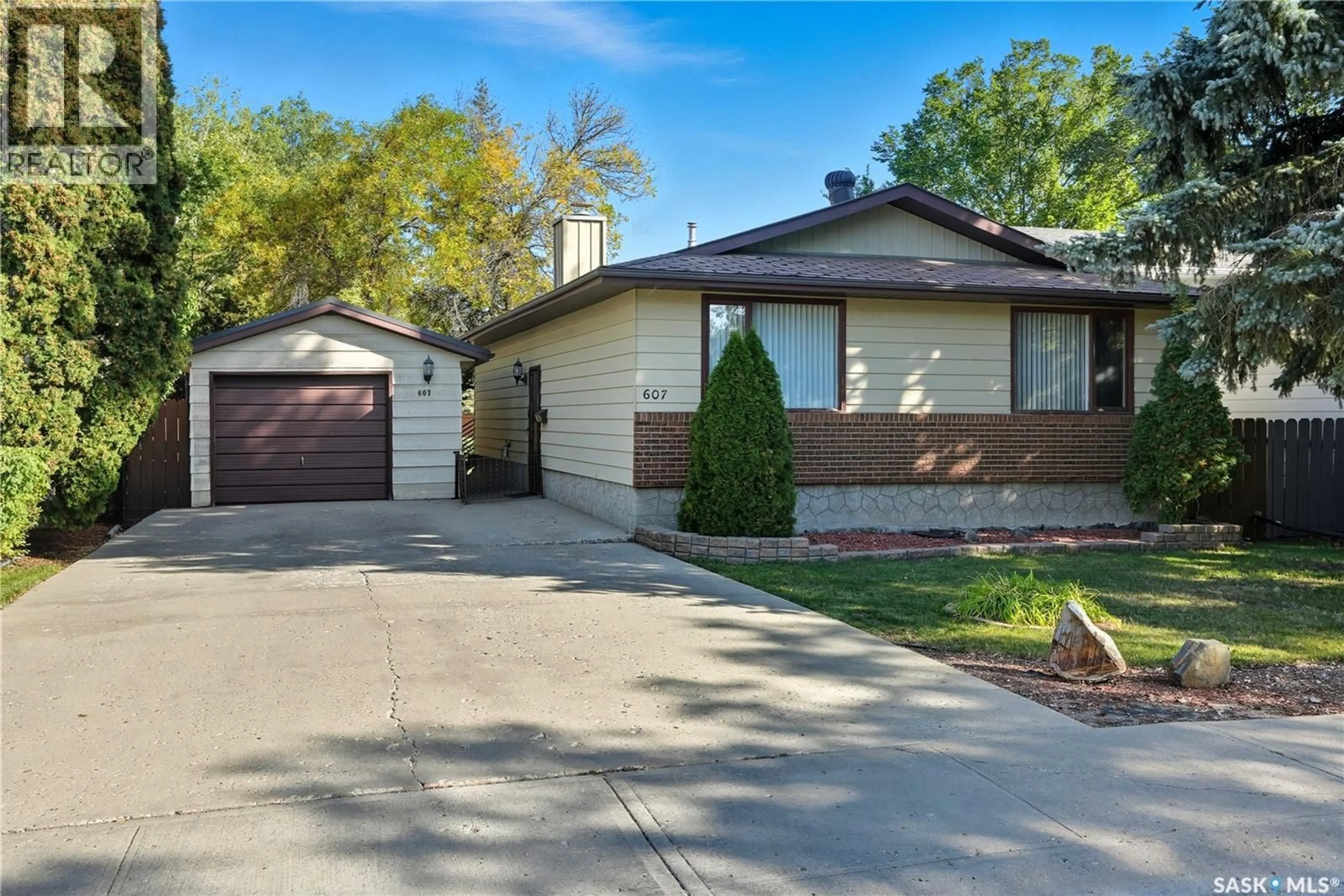 Home with vinyl exterior material, street for 607 KELSEY STREET, Regina Saskatchewan S4X1V6