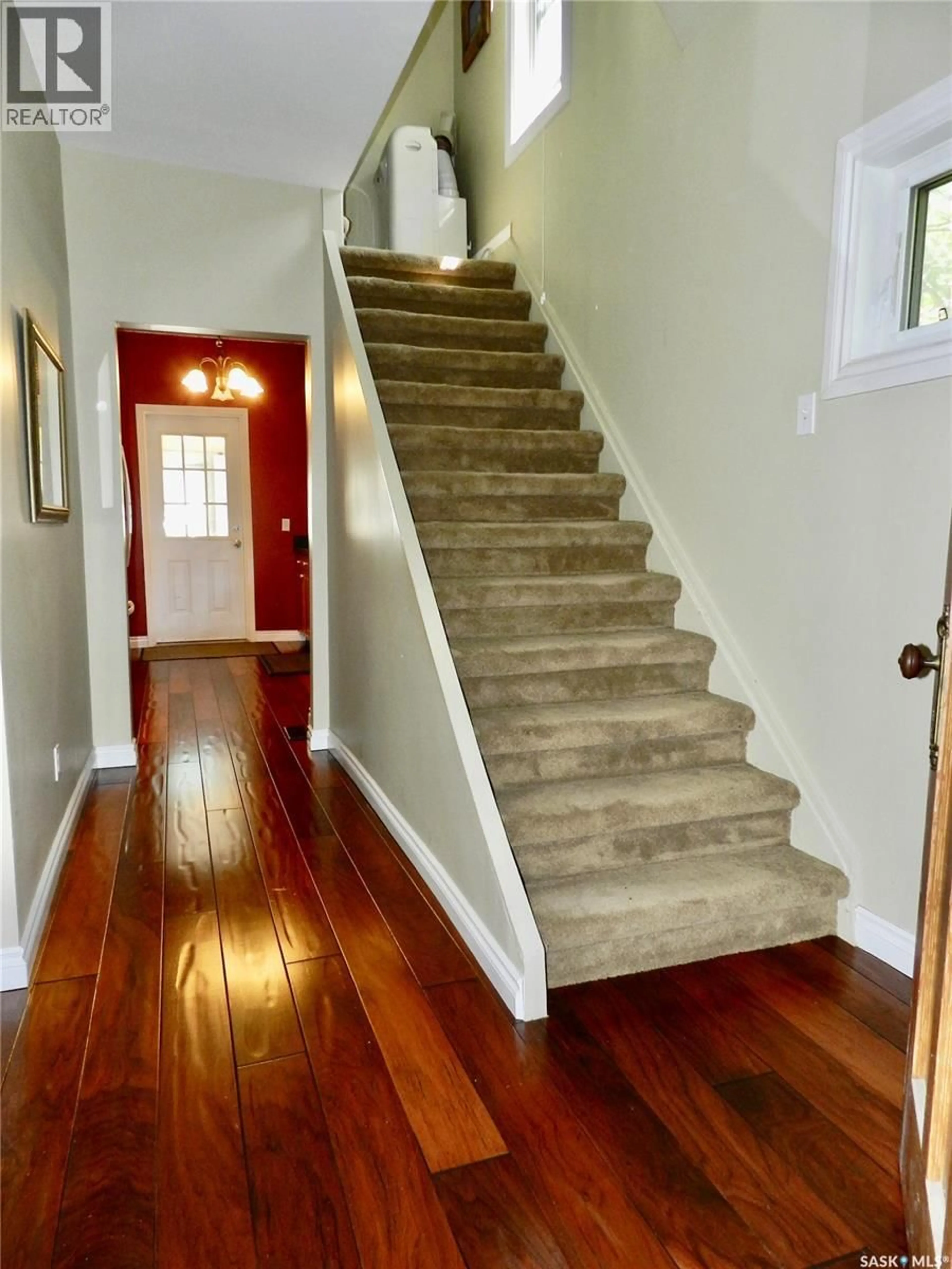 Indoor entryway for NW - 1121 6TH AVENUE, Moose Jaw Saskatchewan S6H4A7
