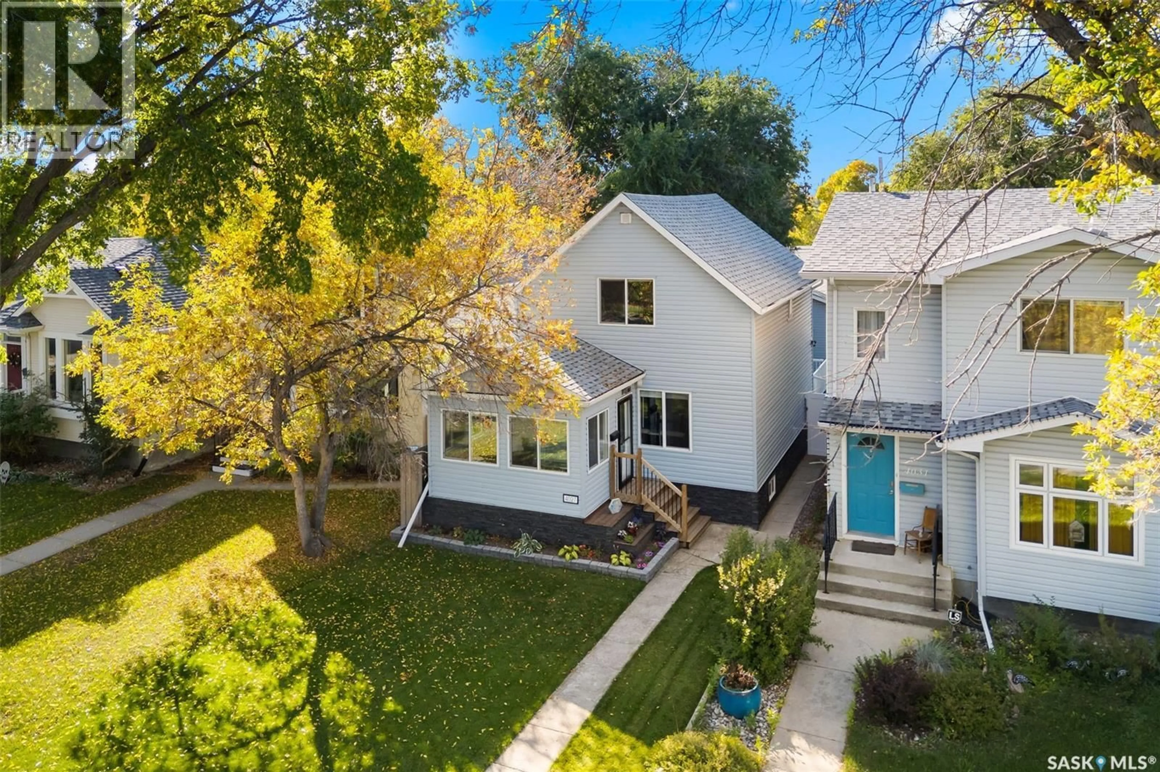 A pic from outside/outdoor area/front of a property/back of a property/a pic from drone, street for 4027 VICTORIA AVENUE, Regina Saskatchewan S4T1M8