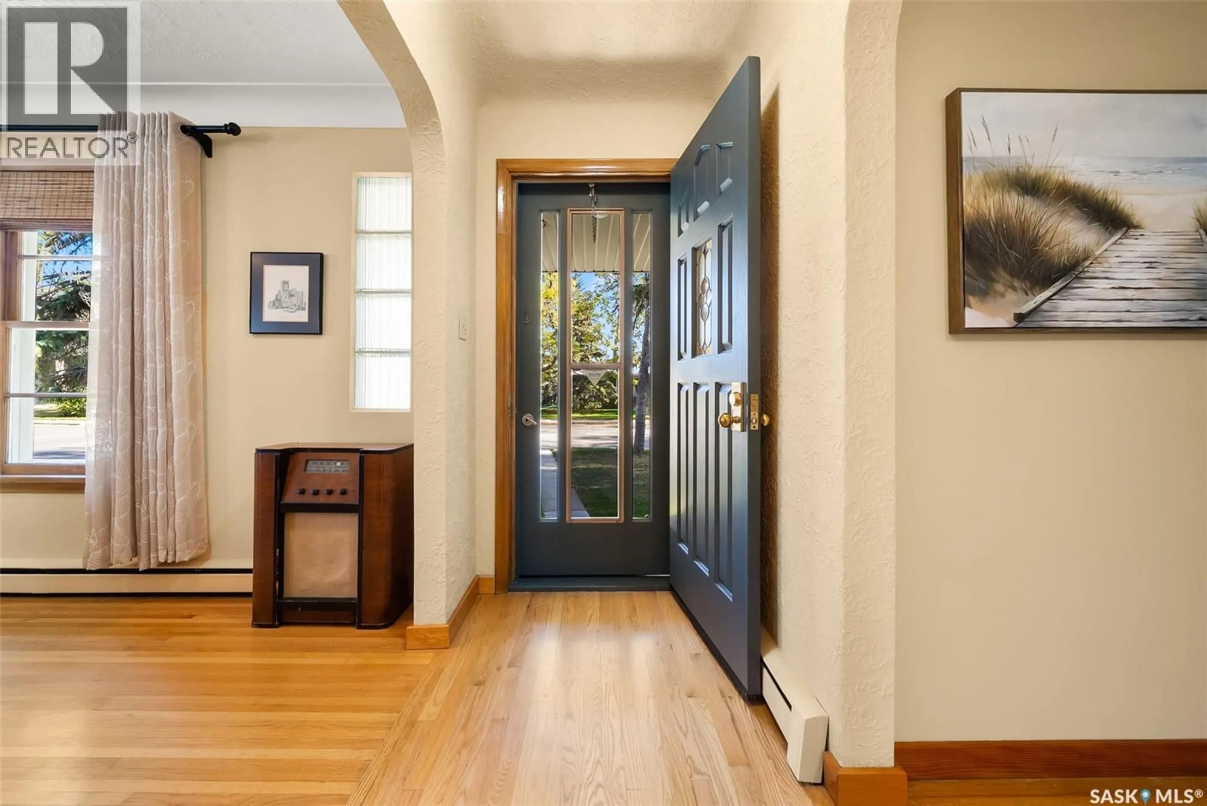 Indoor entryway for 3402 WESTGATE AVENUE, Regina Saskatchewan S4S1B5