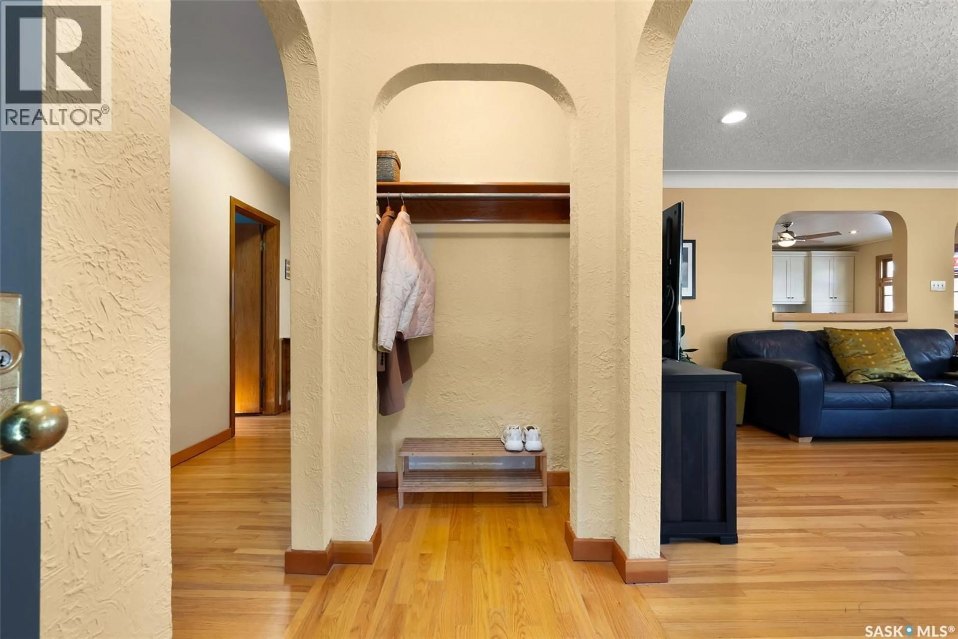 Indoor entryway for 3402 WESTGATE AVENUE, Regina Saskatchewan S4S1B5