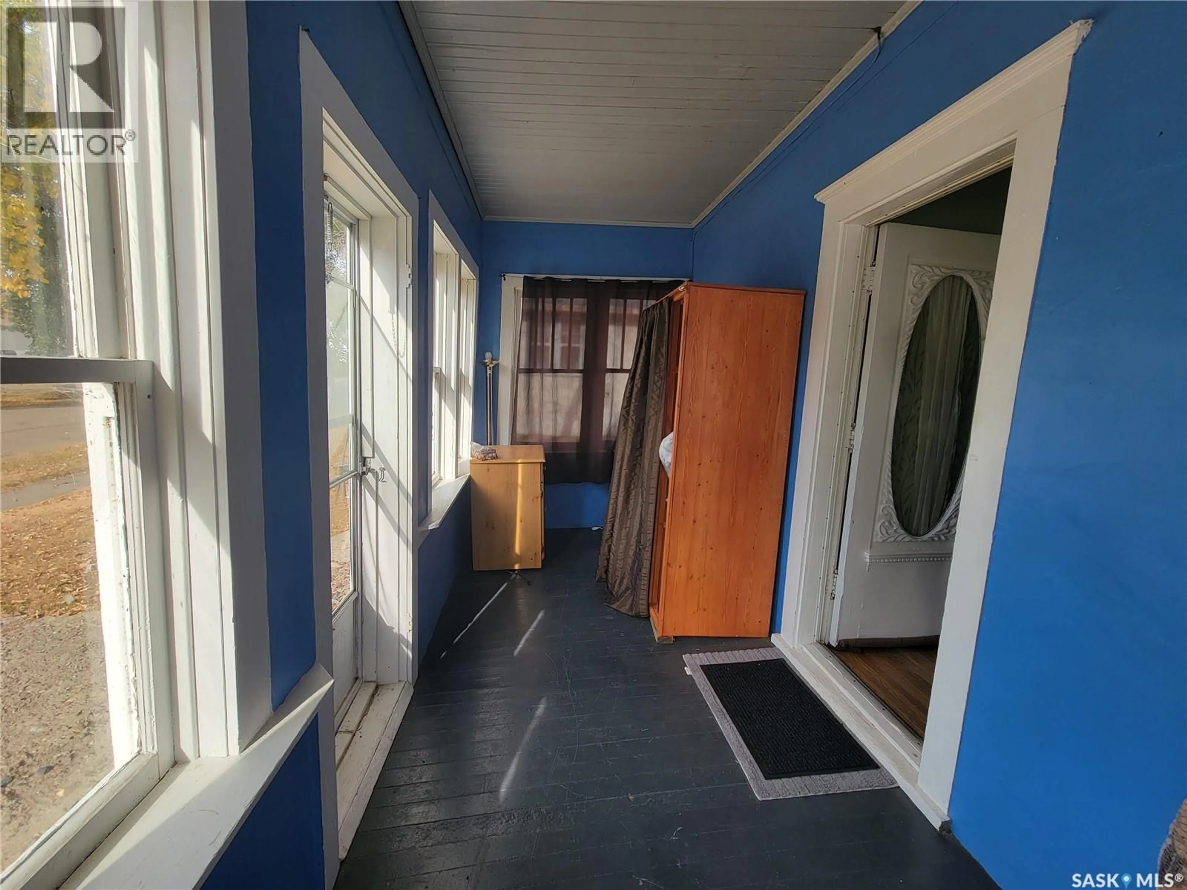 Indoor foyer for 406 1ST STREET, Wilkie Saskatchewan S0K4W0