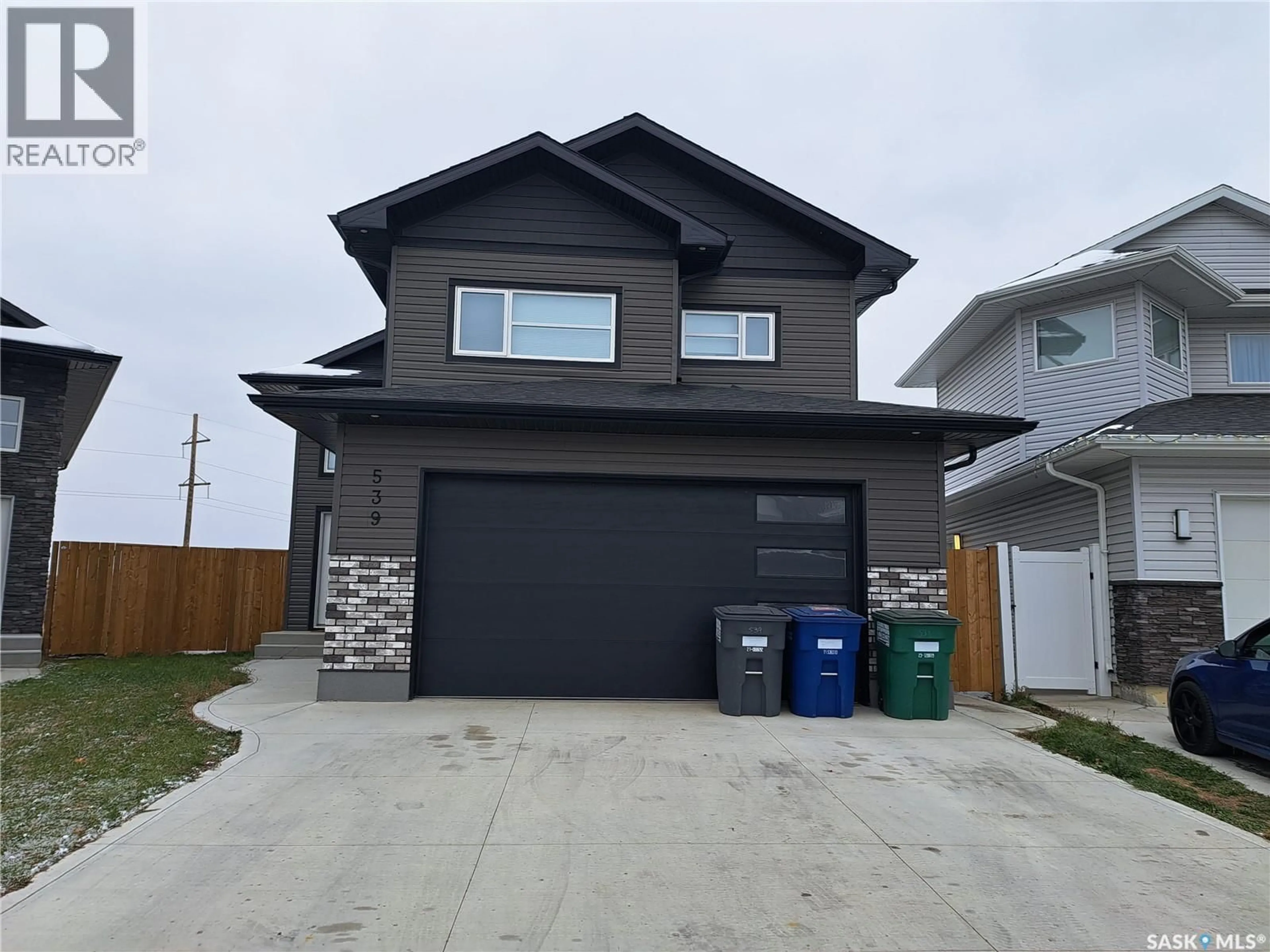 Home with vinyl exterior material, street for 539 ELLS CRESCENT, Saskatoon Saskatchewan S7L6K8