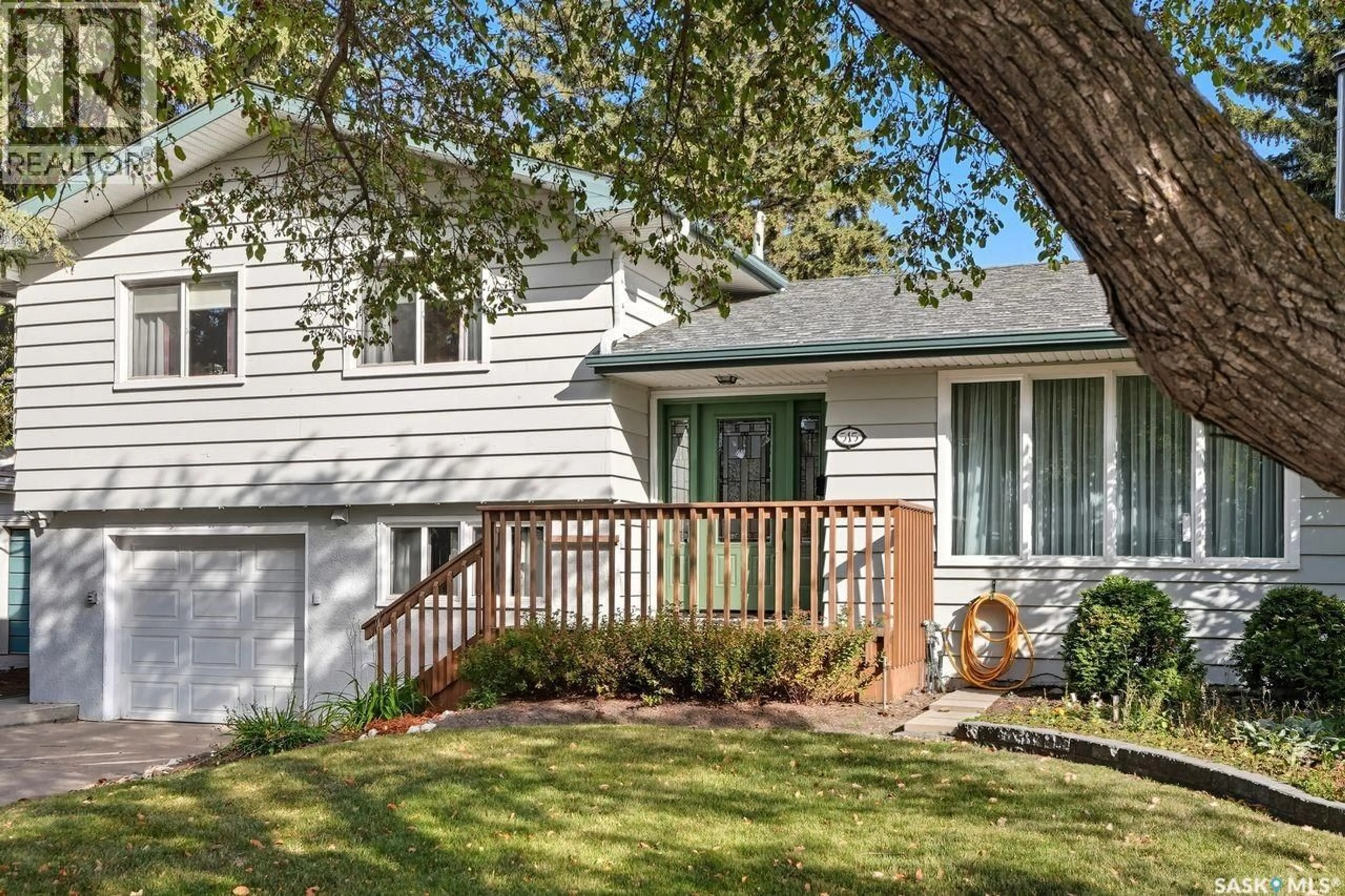 Home with vinyl exterior material, street for 515 GARRISON CRESCENT, Saskatoon Saskatchewan S7H2Z9