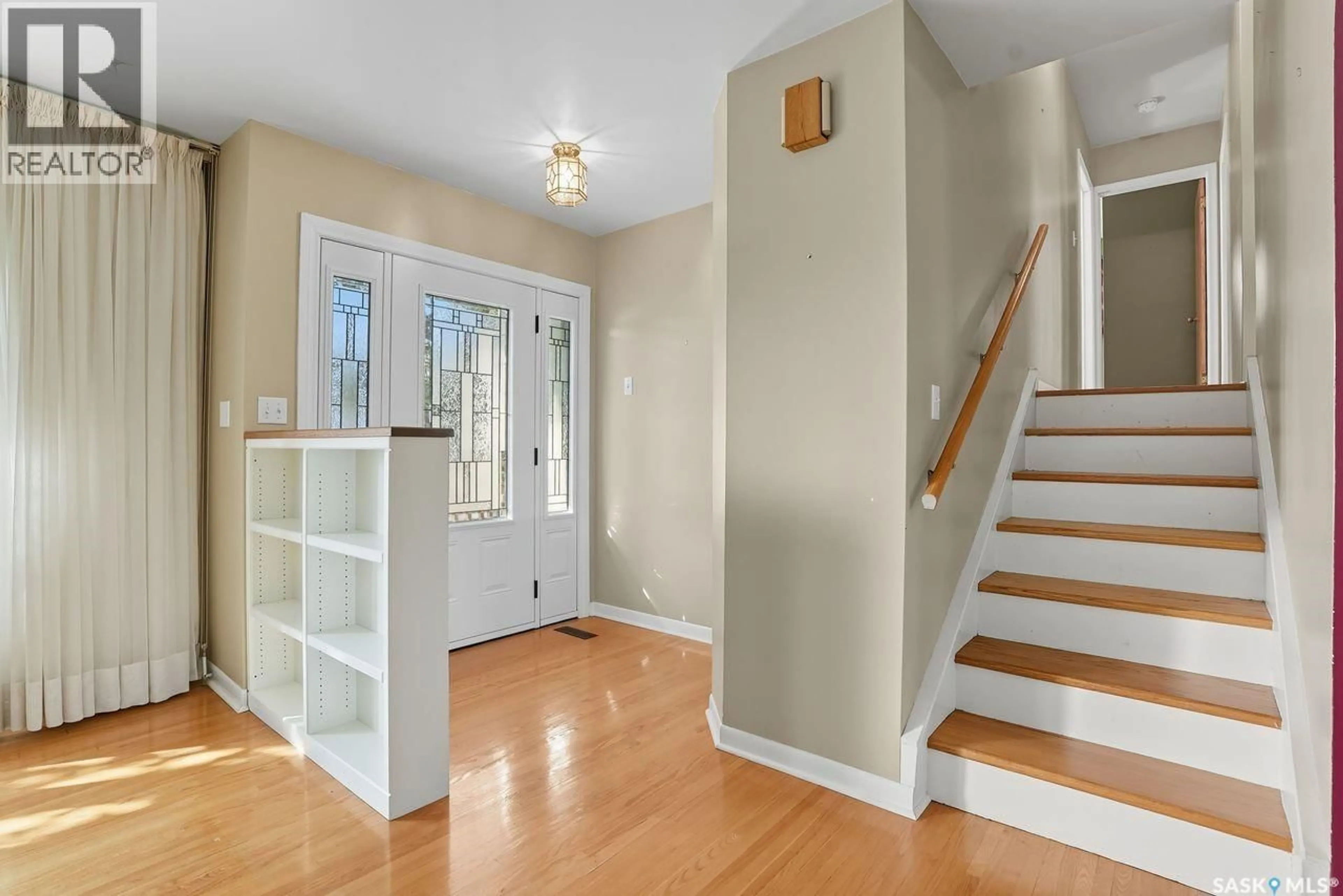Indoor entryway for 515 GARRISON CRESCENT, Saskatoon Saskatchewan S7H2Z9