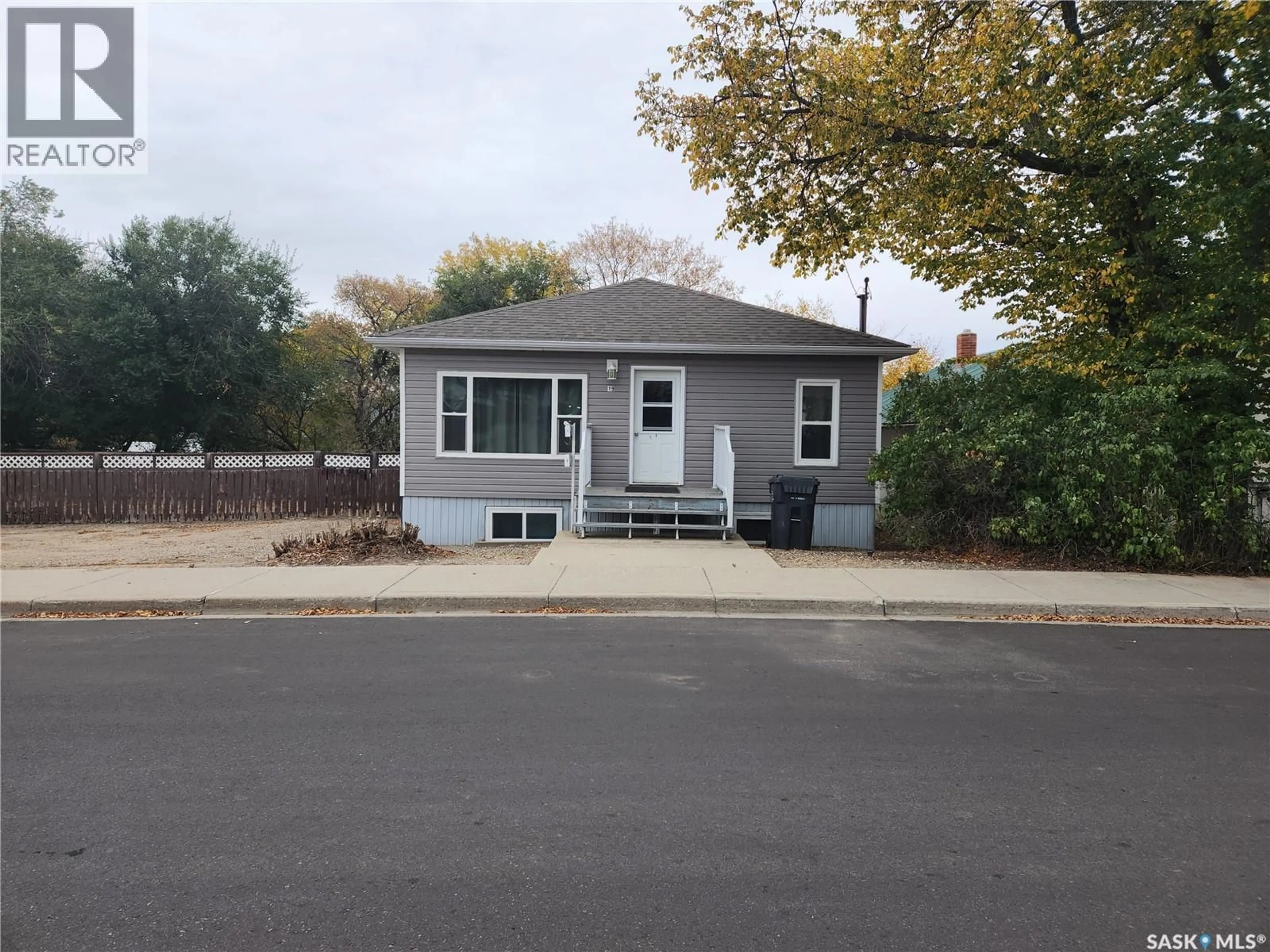Home with vinyl exterior material, street for 19 10TH AVENUE, Swift Current Saskatchewan S9H2T1