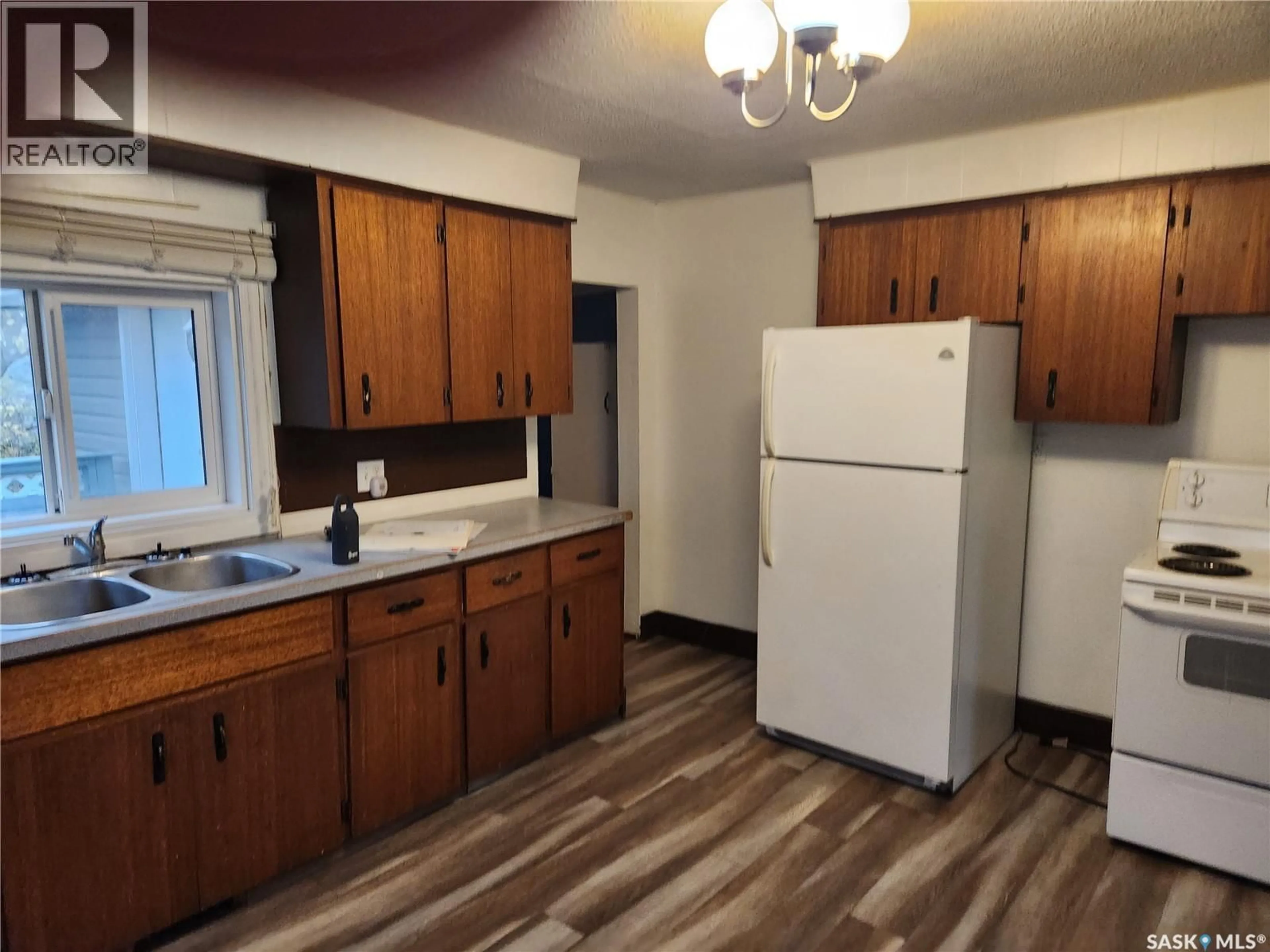Standard kitchen, unknown for 19 10TH AVENUE, Swift Current Saskatchewan S9H2T1