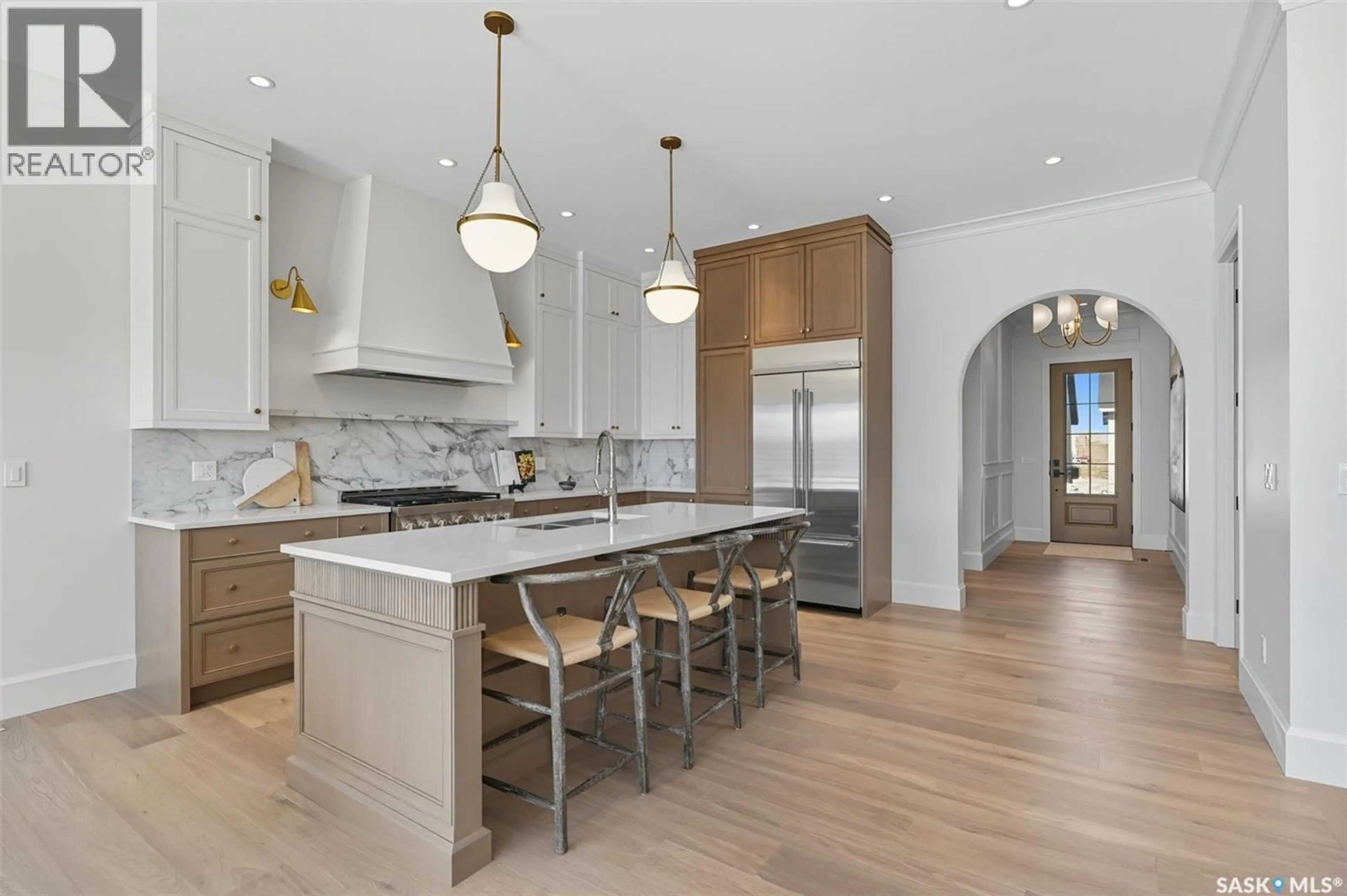 Contemporary kitchen, unknown for 32 350 CARTWRIGHT STREET, Saskatoon Saskatchewan S7T1B1
