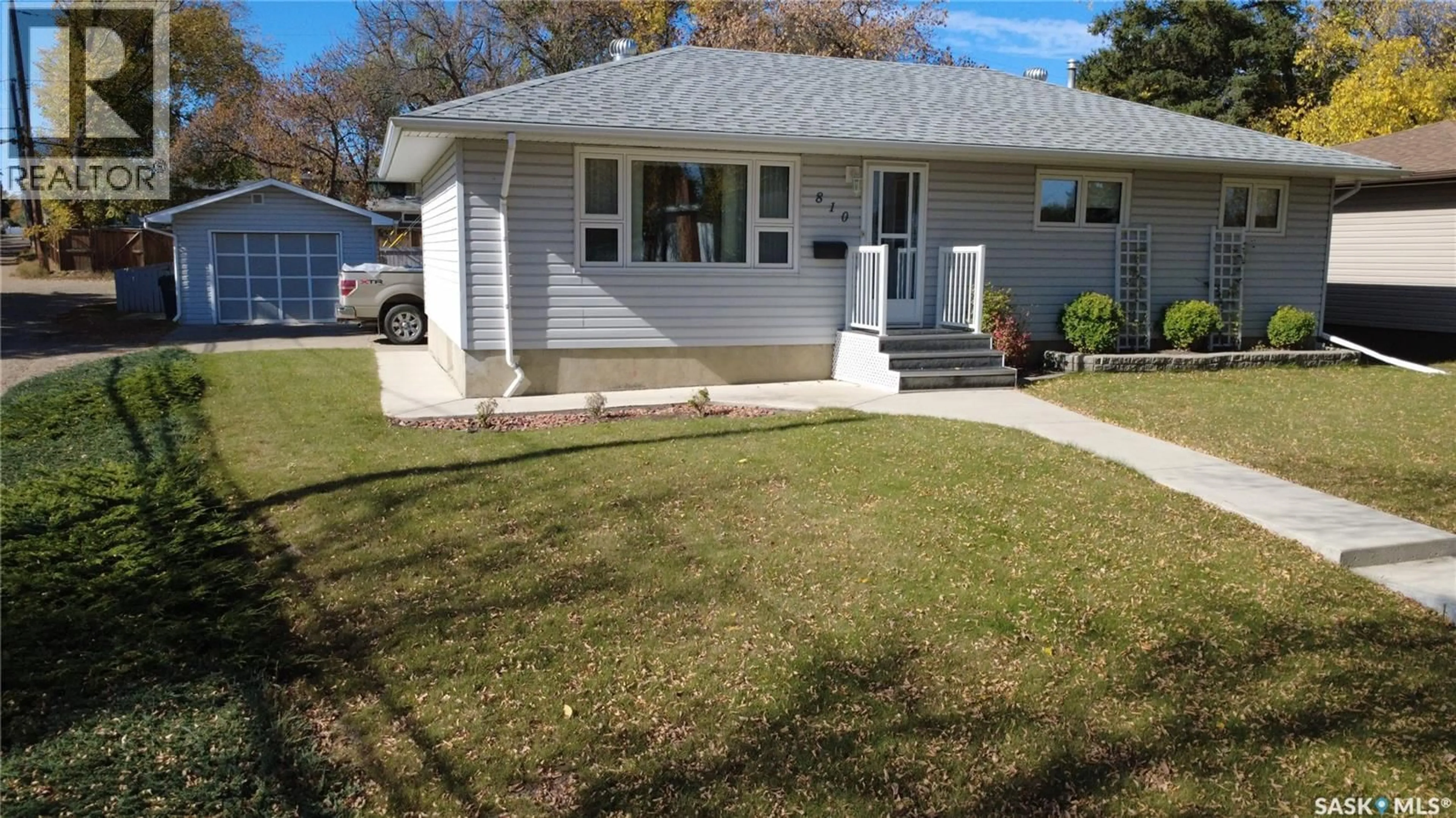 Home with vinyl exterior material, street for 810 11TH AVENUE, Swift Current Saskatchewan S9H2V4