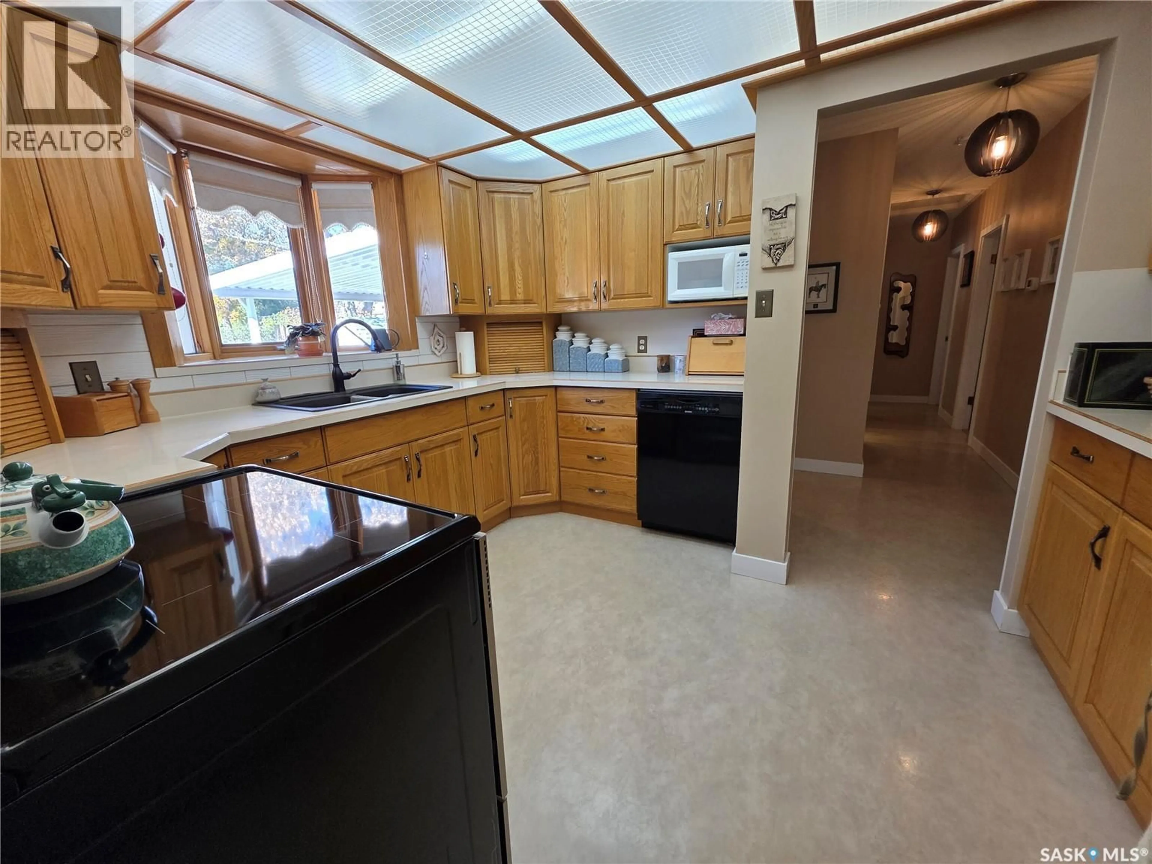 Open concept kitchen, ceramic/tile floor for 810 11TH AVENUE, Swift Current Saskatchewan S9H2V4