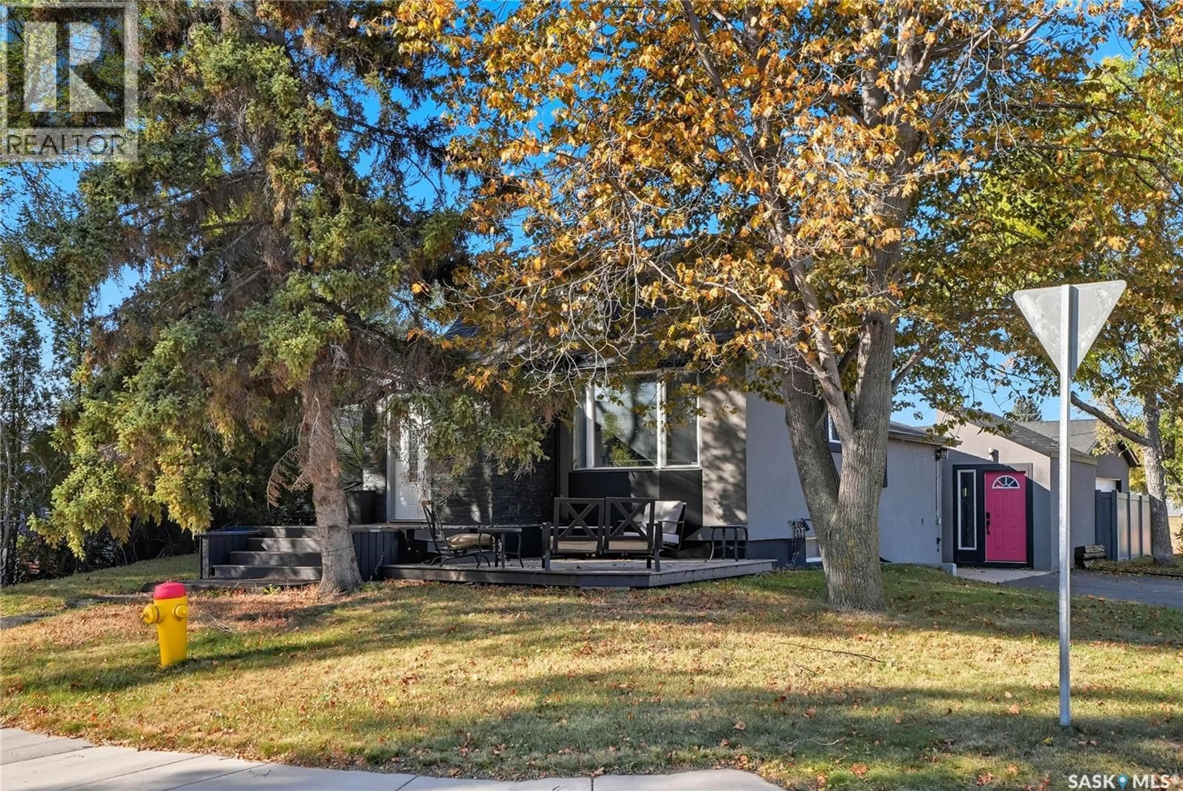 Patio, street for 1041 L AVENUE, Saskatoon Saskatchewan S7L2R7
