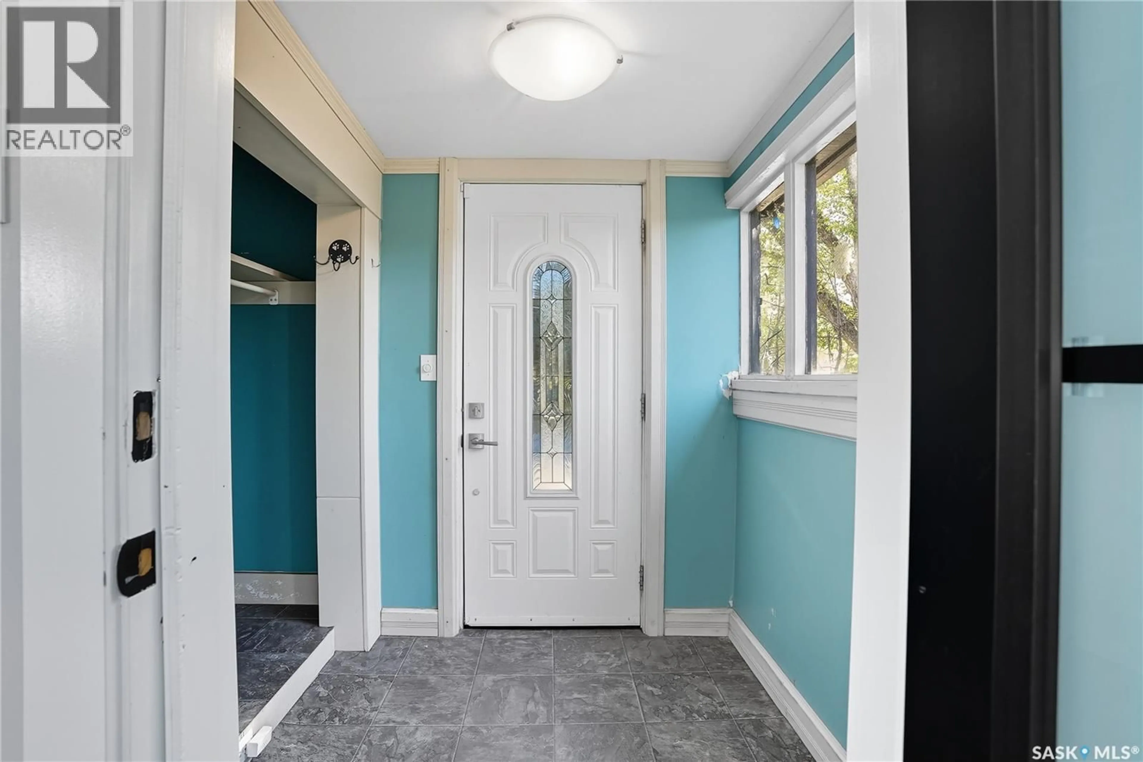 Indoor entryway for 1041 L AVENUE, Saskatoon Saskatchewan S7L2R7