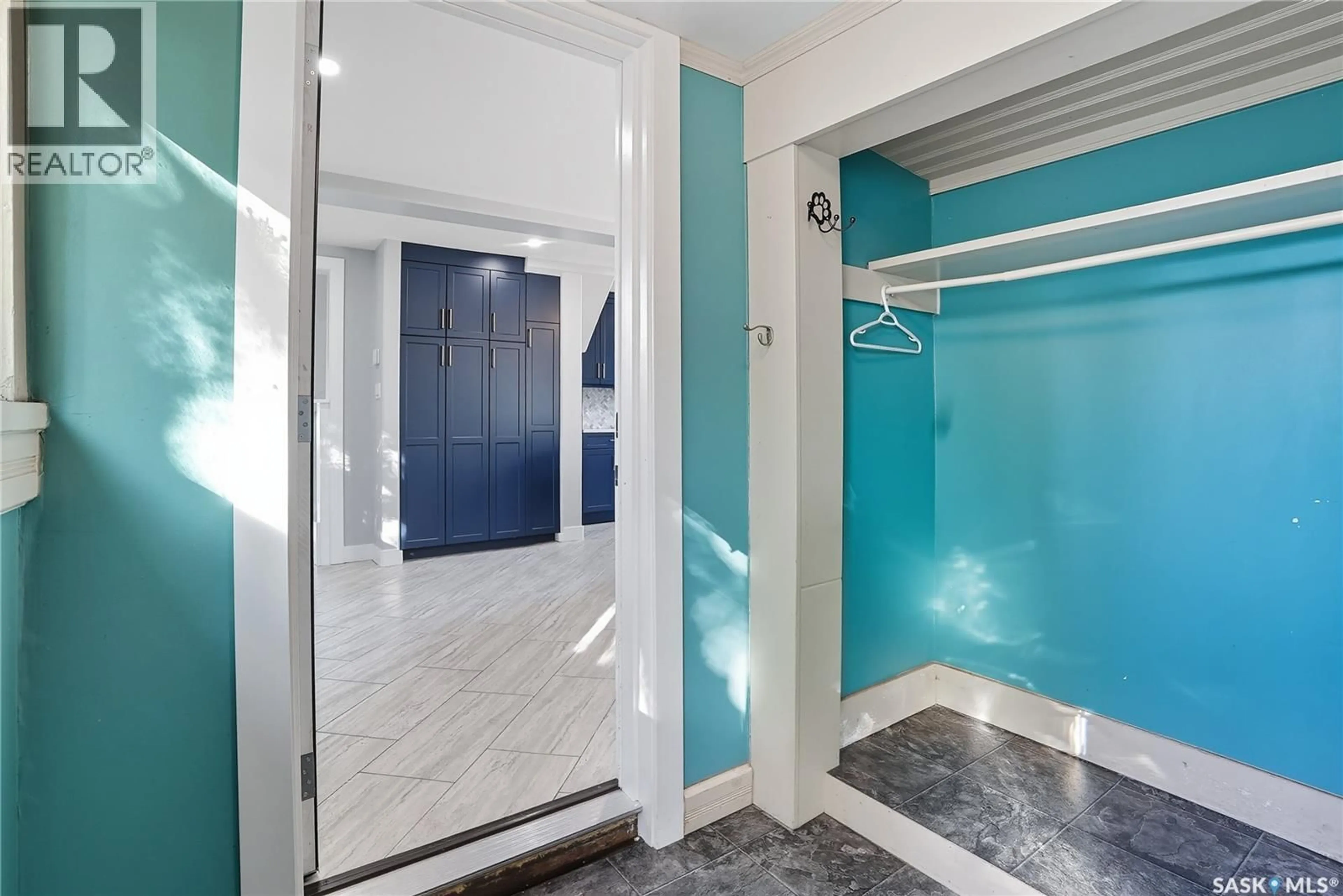 Indoor entryway for 1041 L AVENUE, Saskatoon Saskatchewan S7L2R7